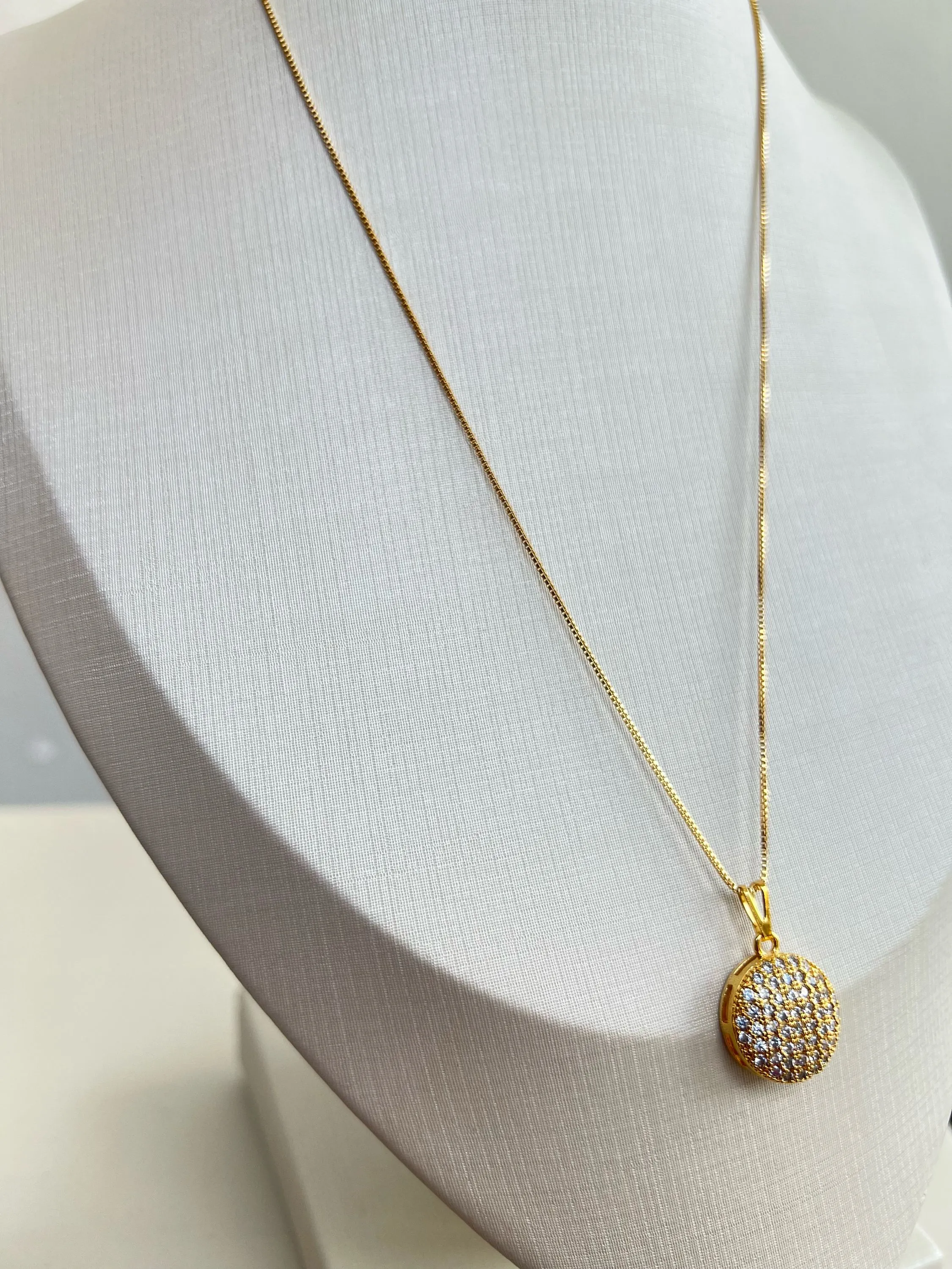 Colar pingente botão cravejado de strass
