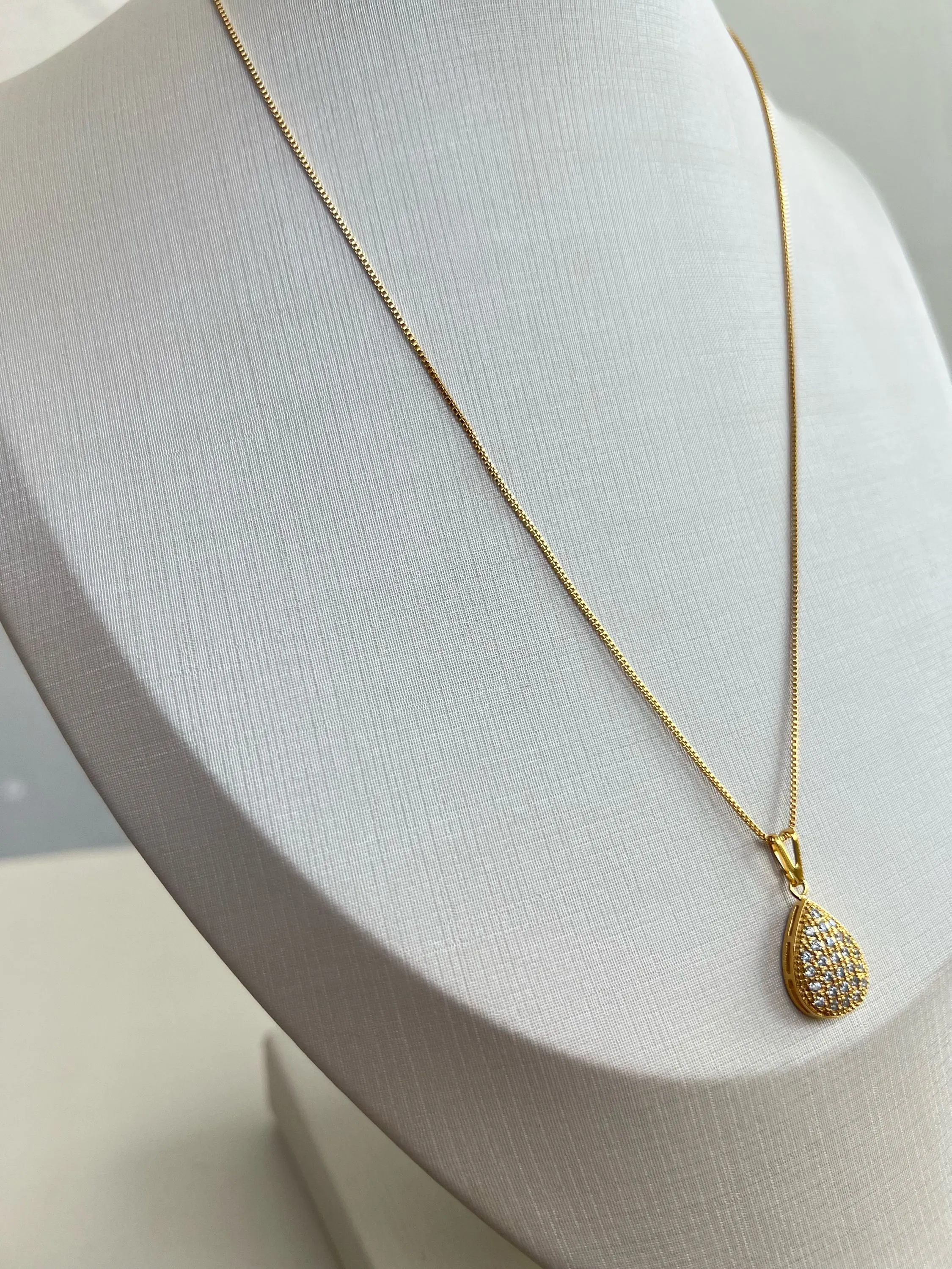 Colar pingente gira cravejado de strass
