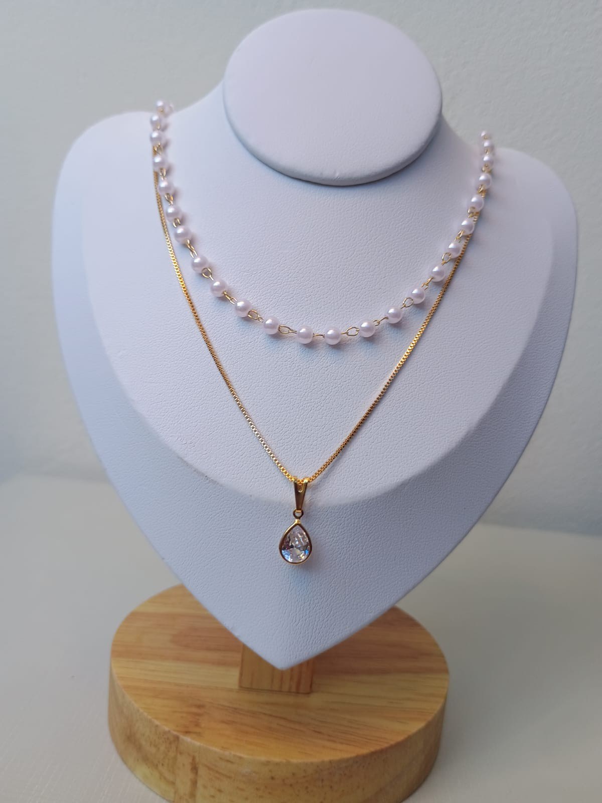 Colar duplo com pérolas e gota de Luz