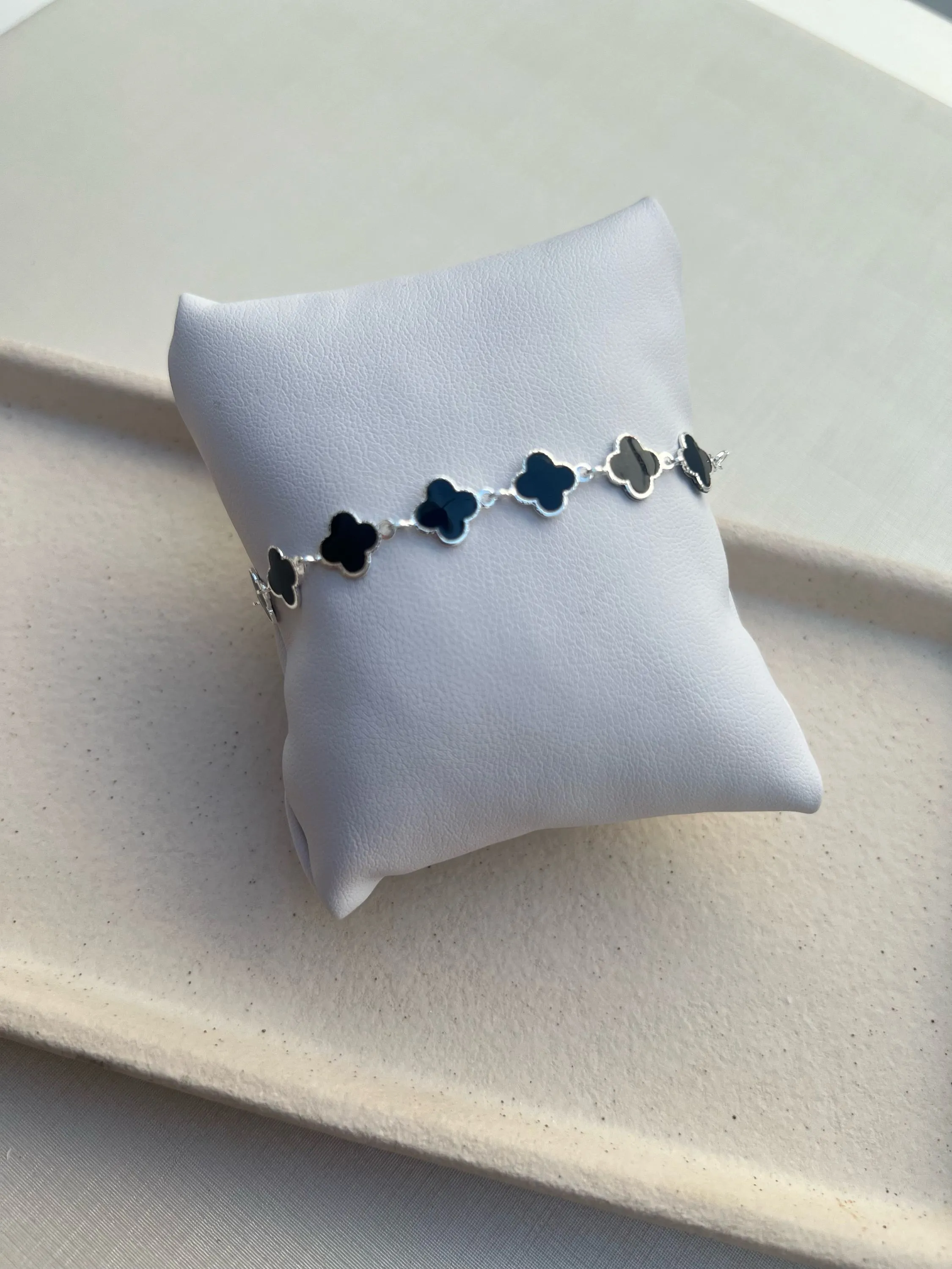 Pulseira modelo trevo
