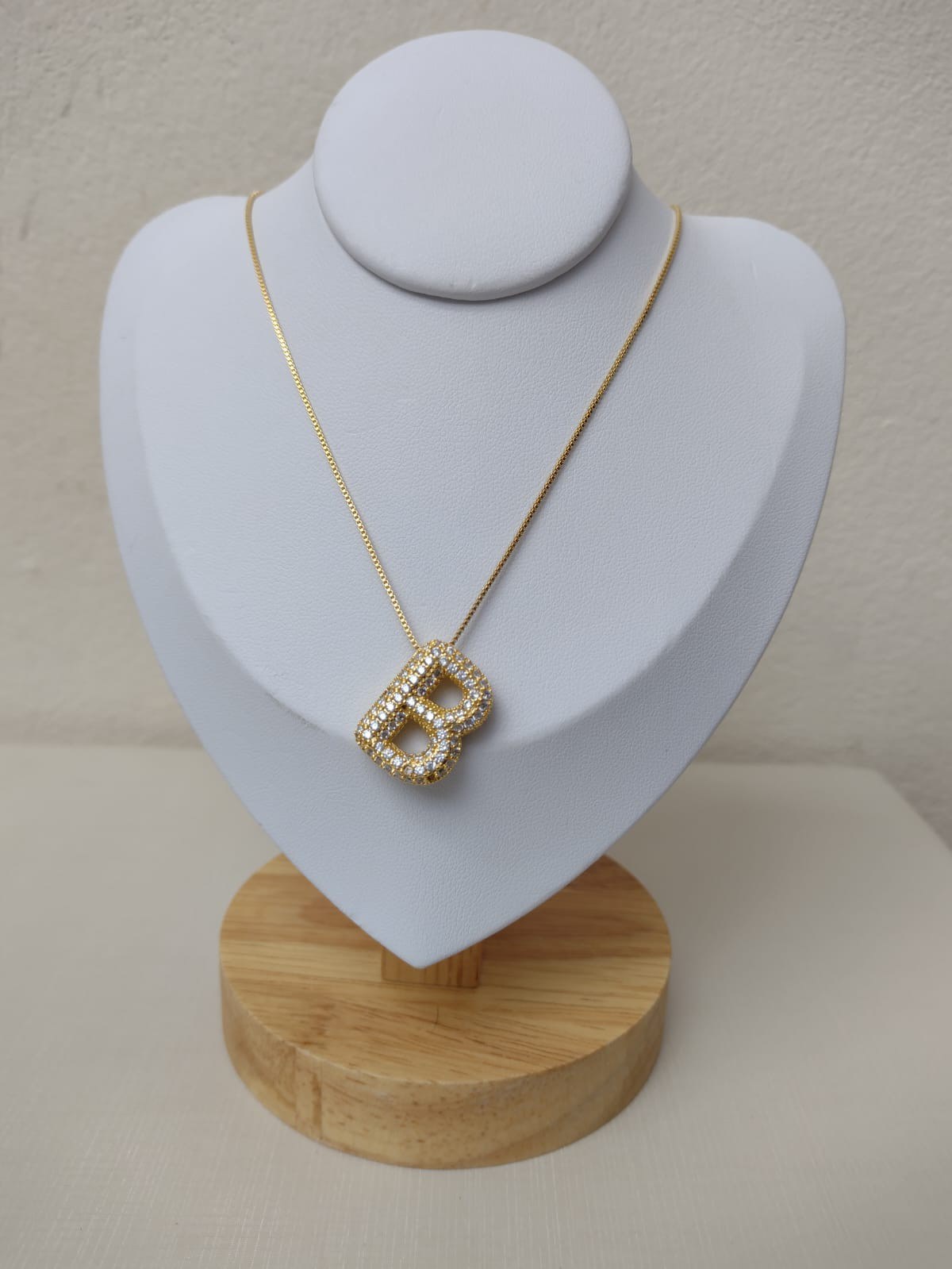 Colar com letra B cravejado com zircônias