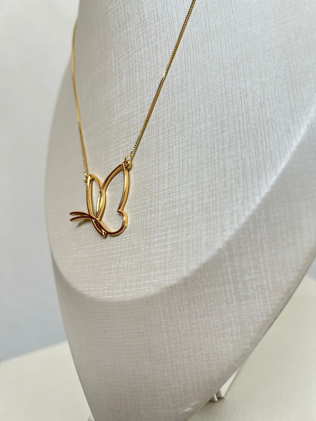 Colar dourado vazado borboleta
