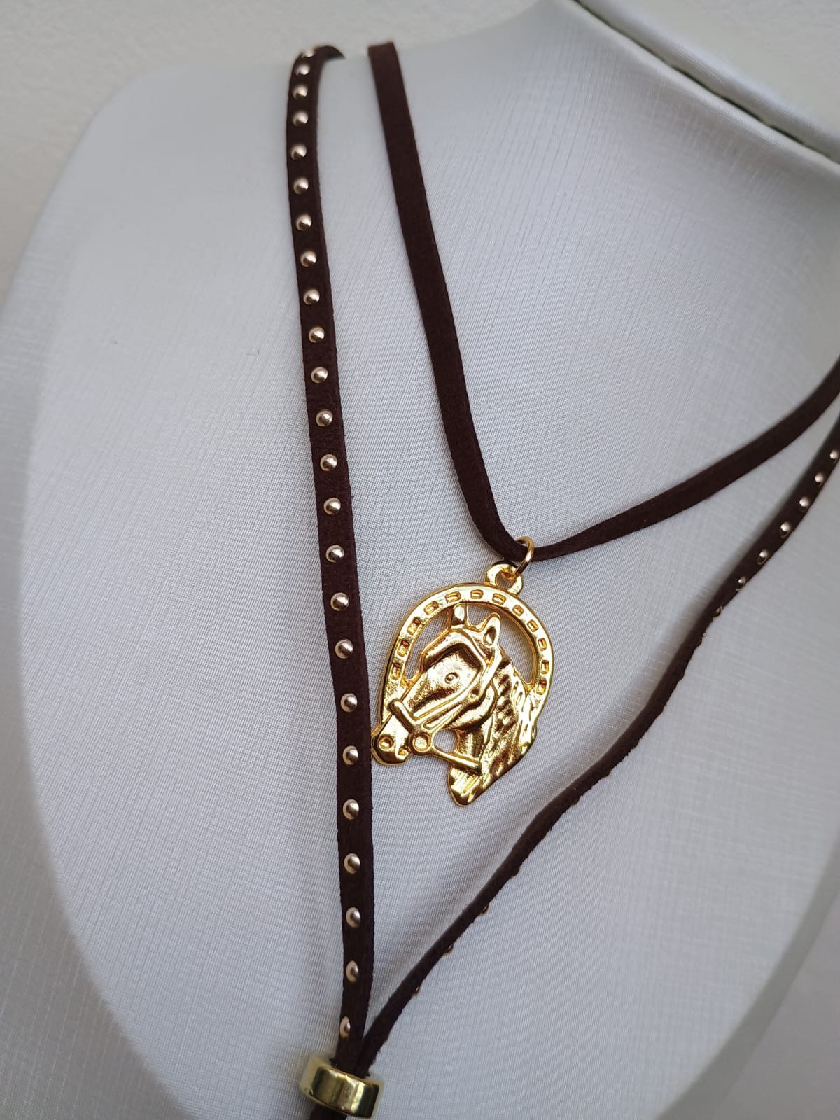 Colar country com cabeça de cavalo