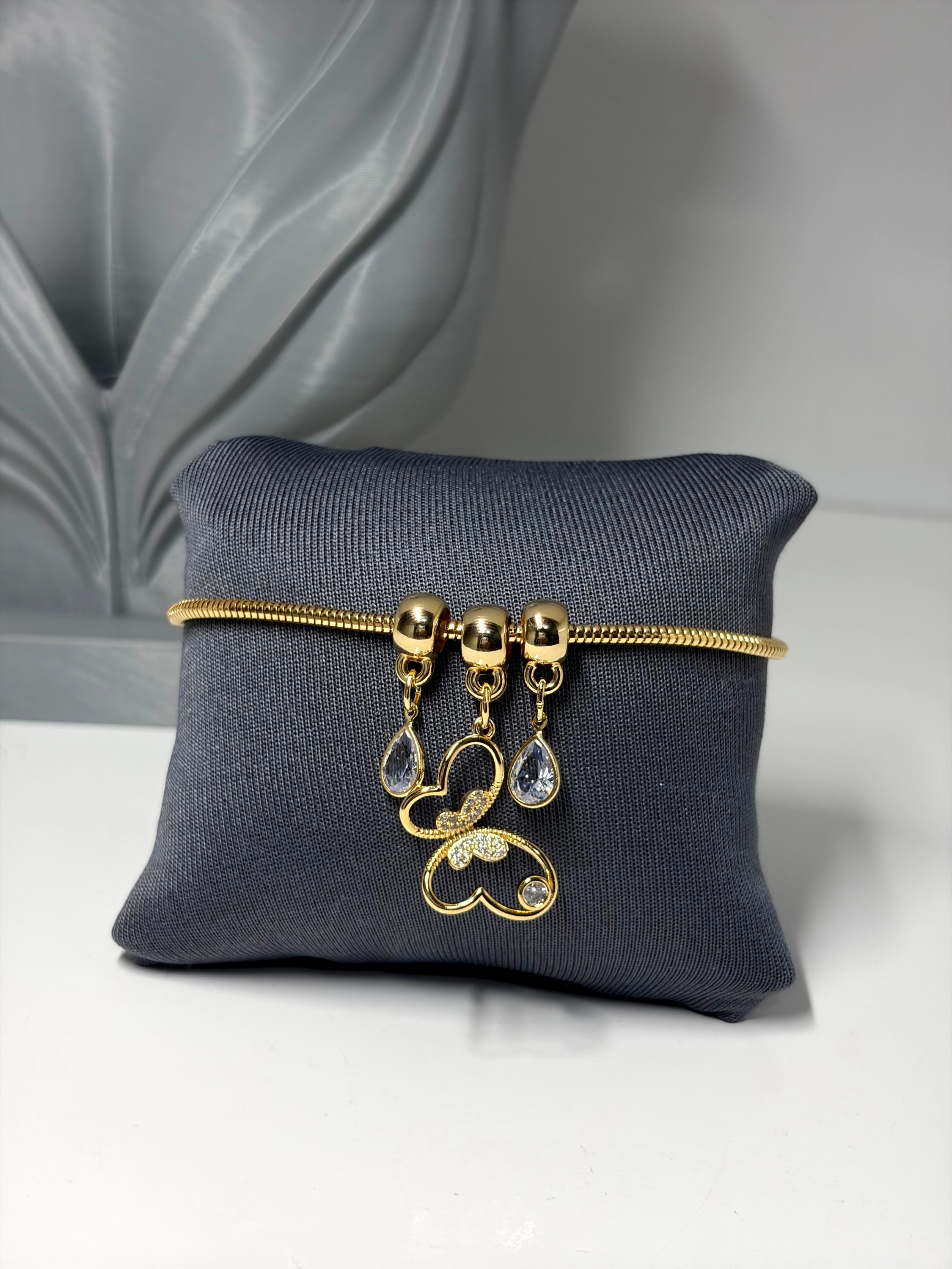 Pulseira com pingente de borboleta