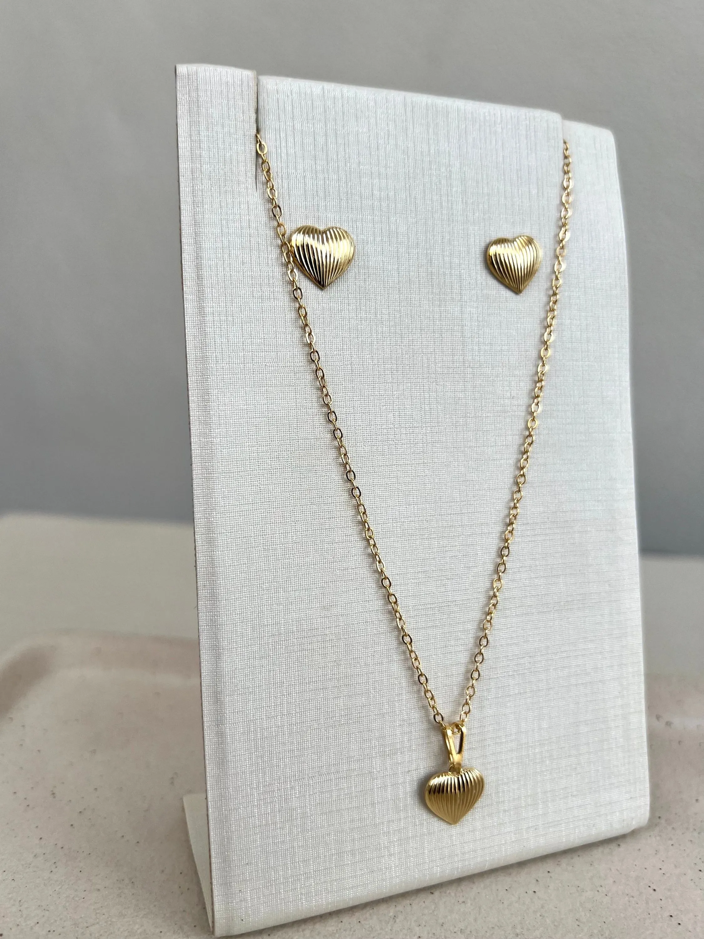 Conjunto delicado  de brincos e colar pingente coração