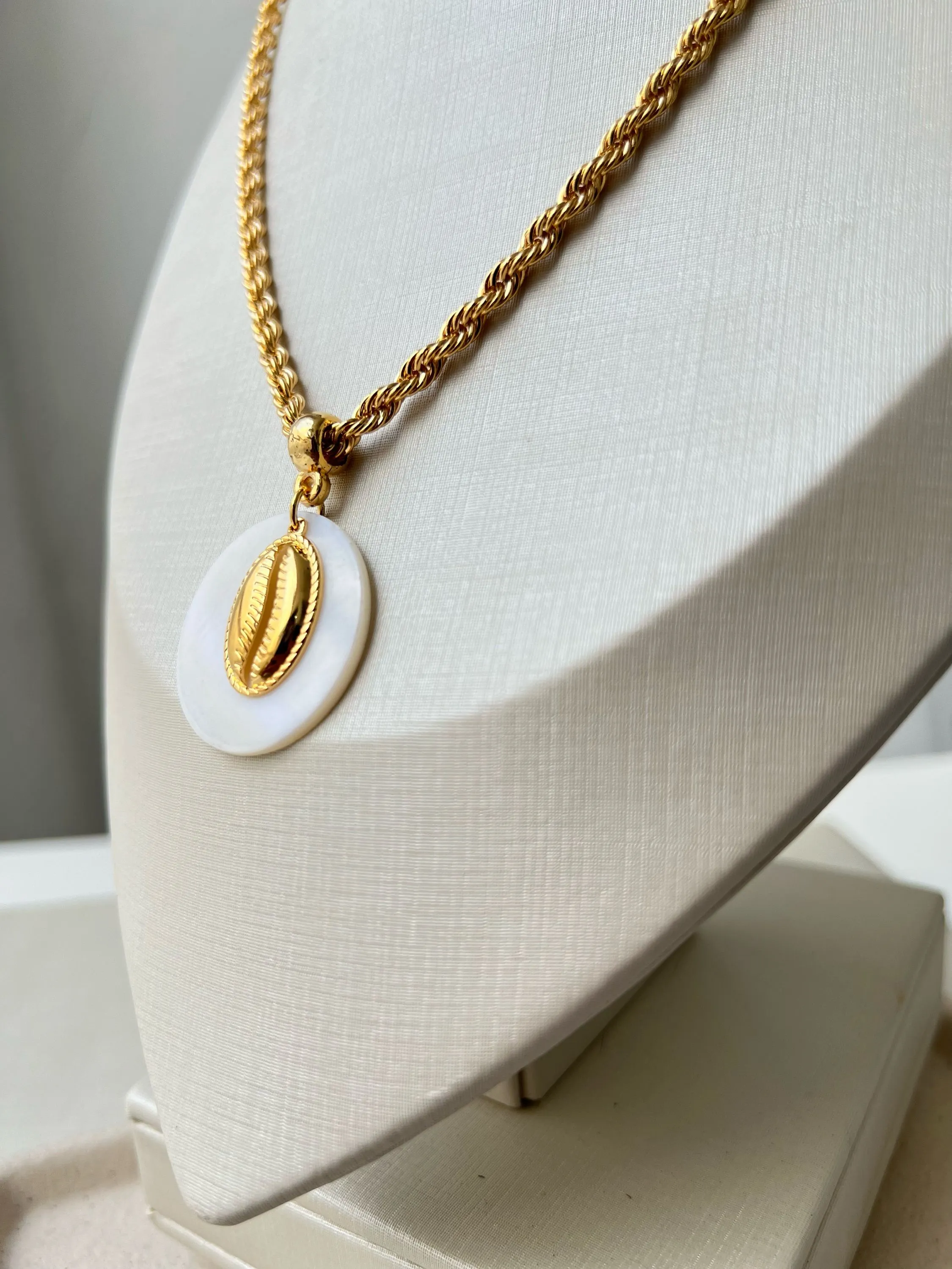 Colar pingente búzios