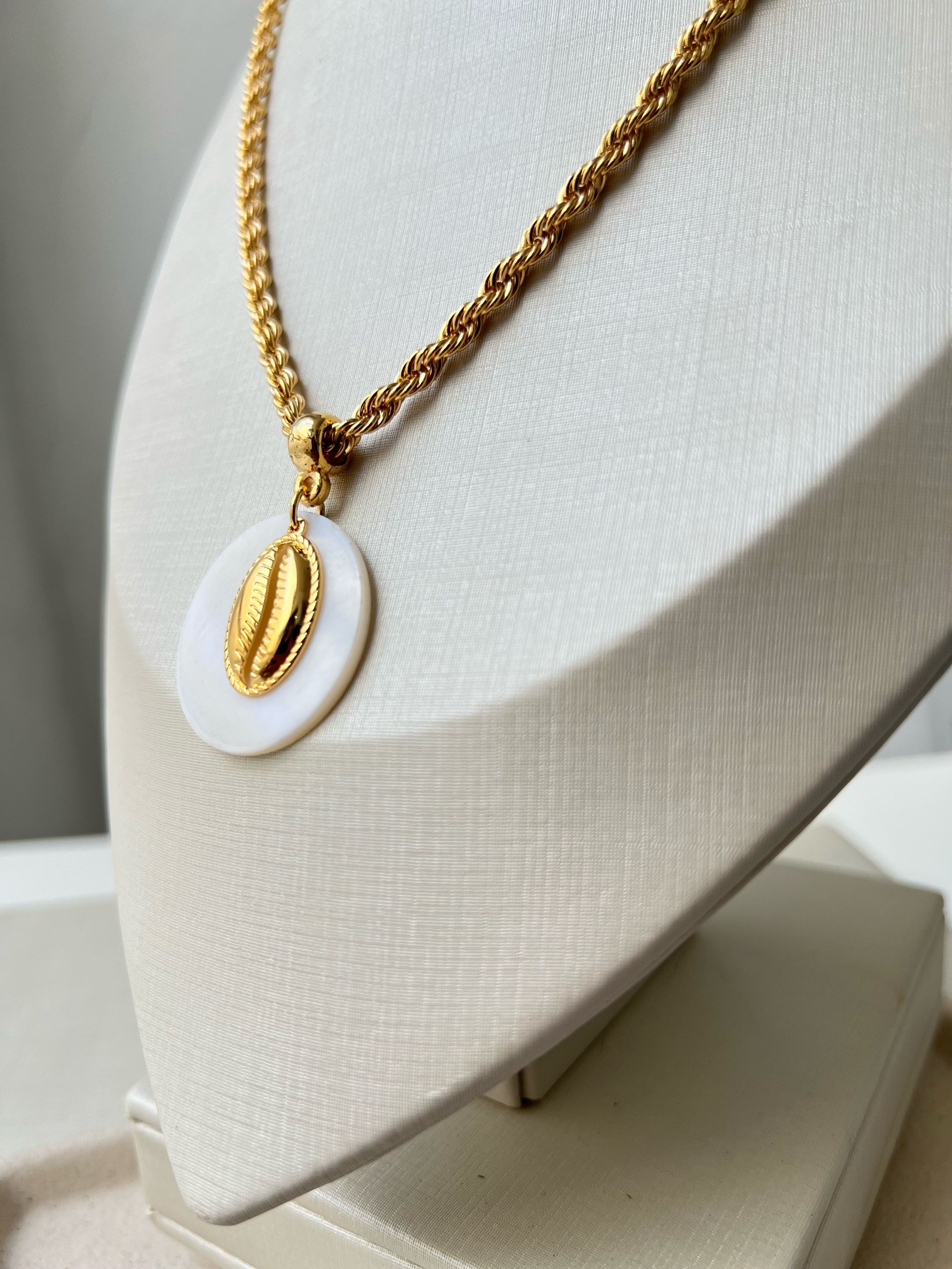 Colar pingente búzios