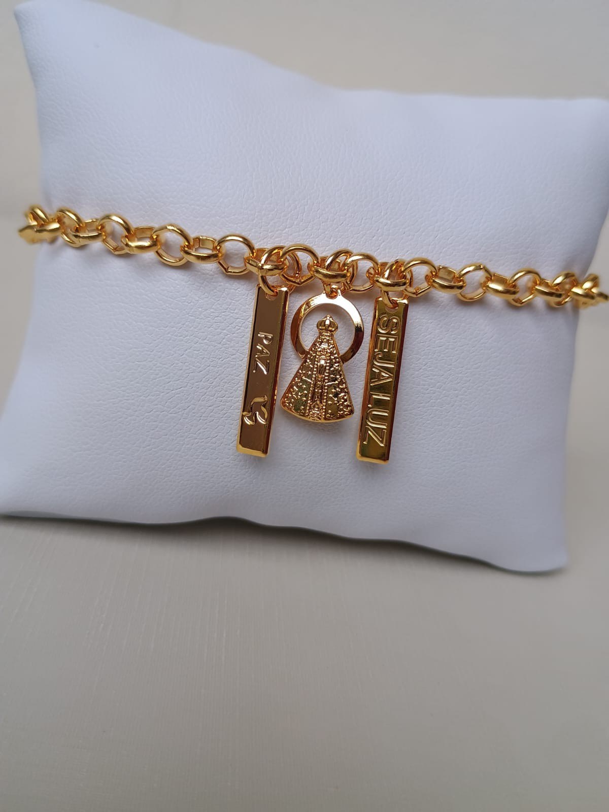 Pulseira com pingentes religiosos