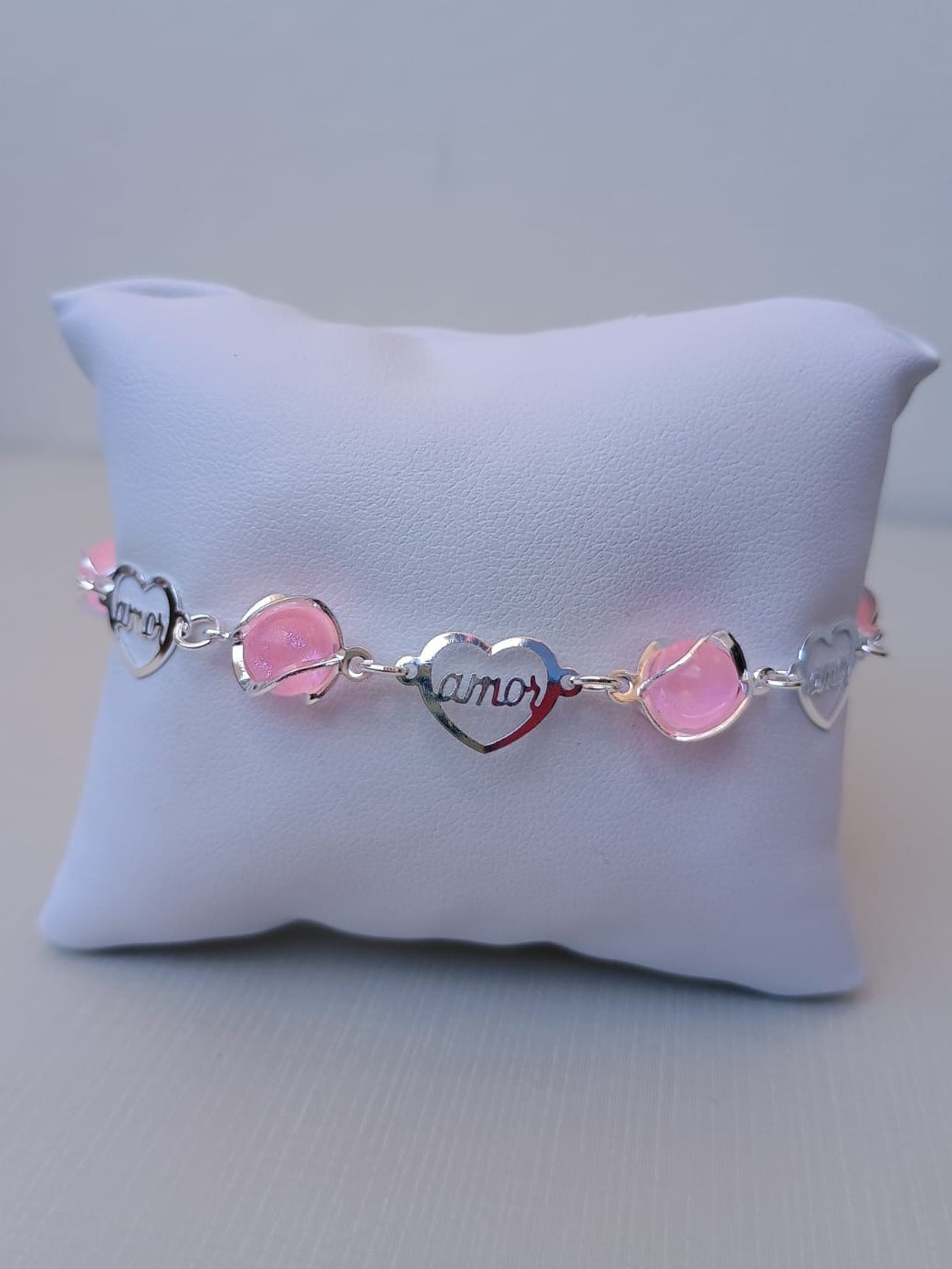 Pulseira com esfera rosa e corações escrito amor
