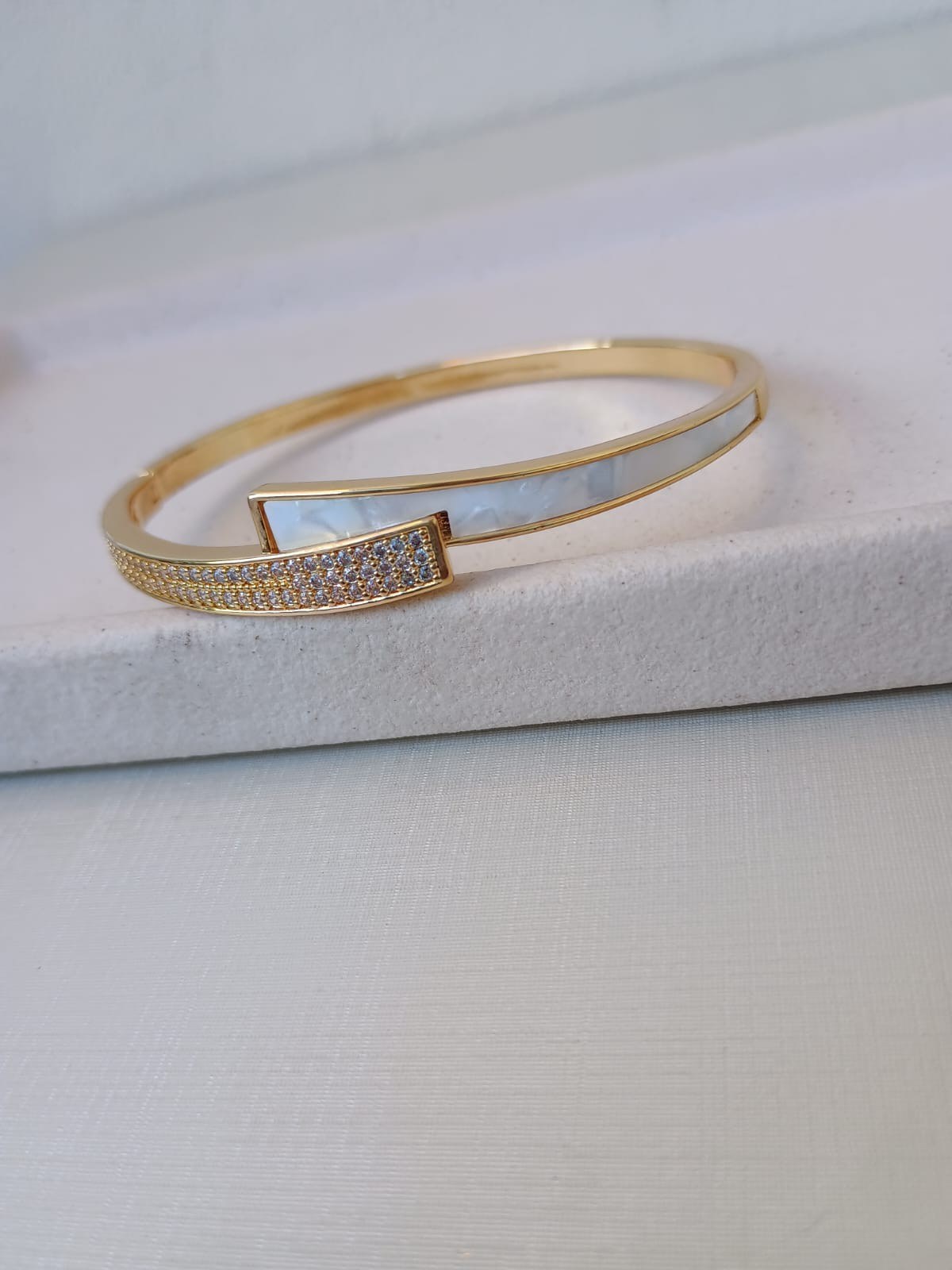 Bracelete articulado com zircônia e madrepérola