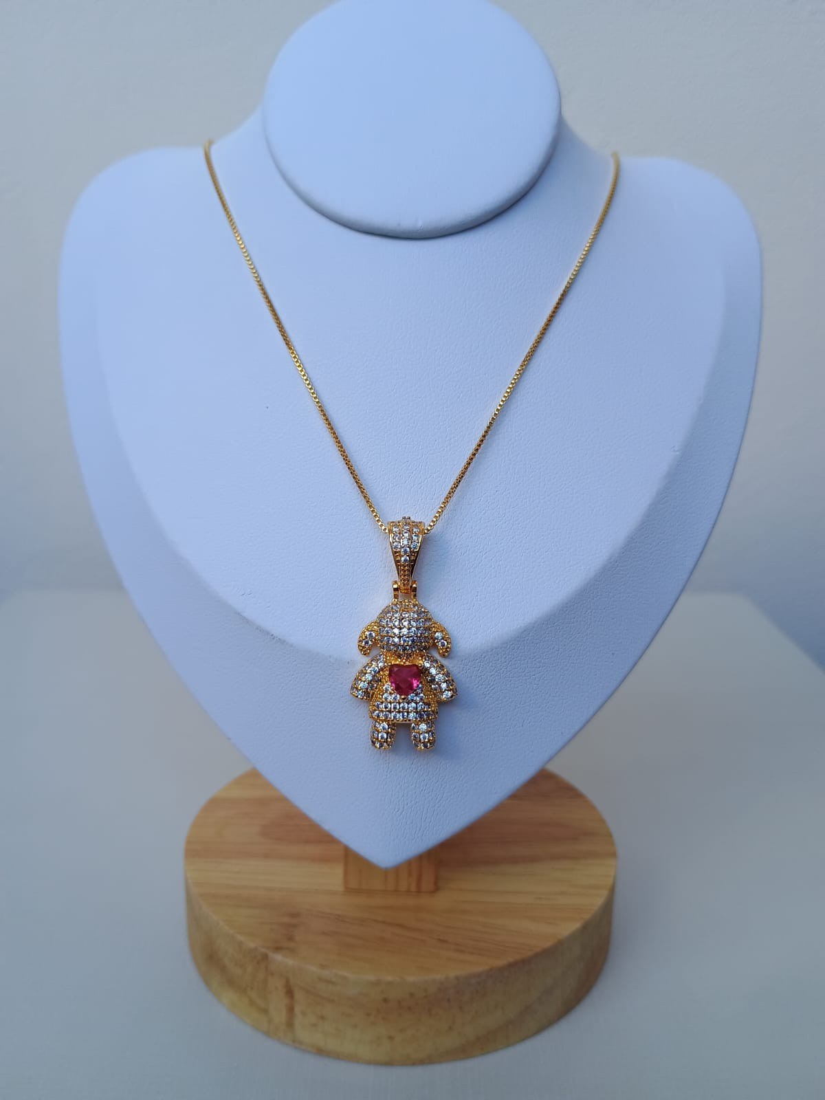 Colar com pingente de boneco cravejado com zircônias