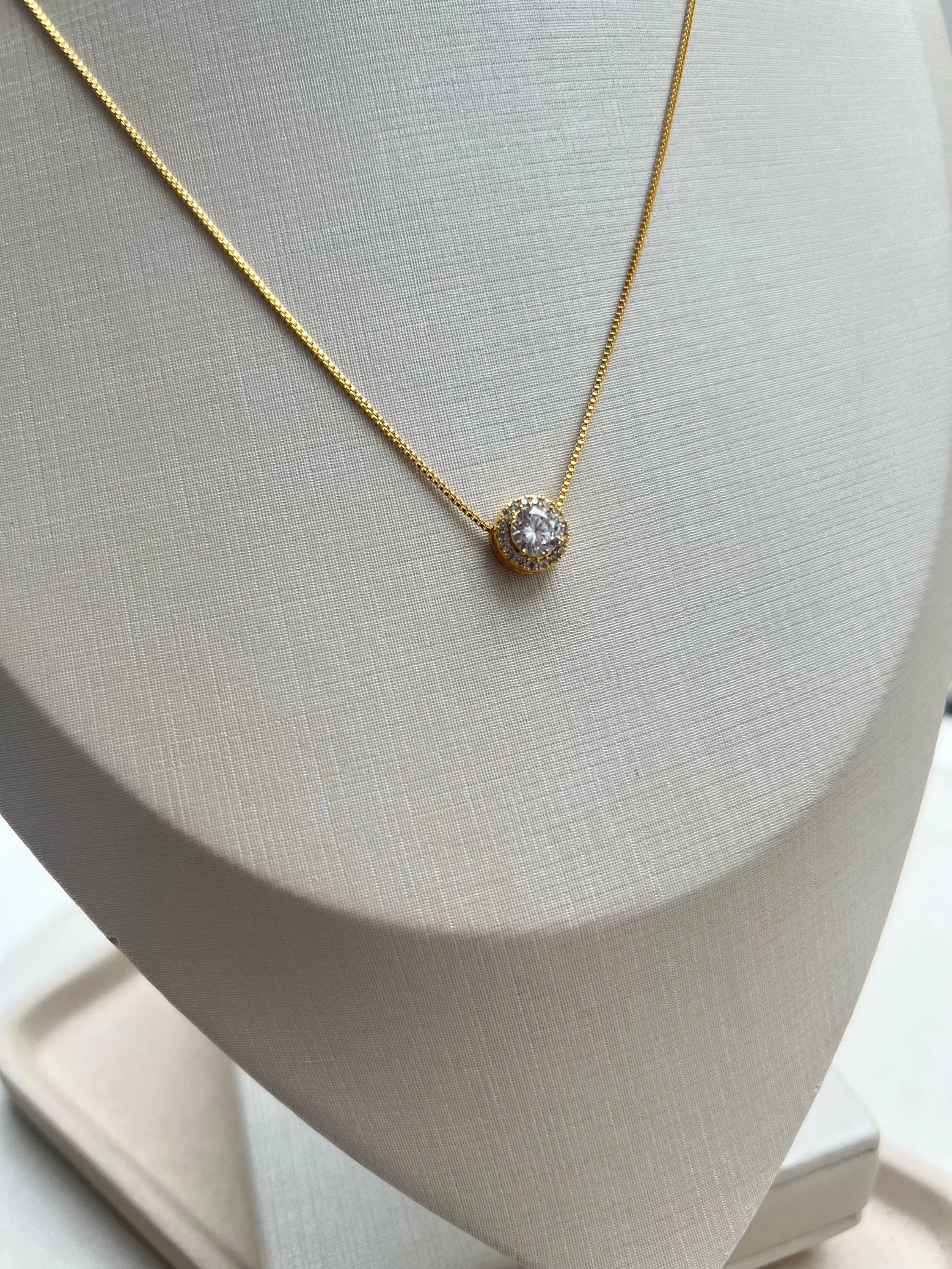 Colar pingente strass