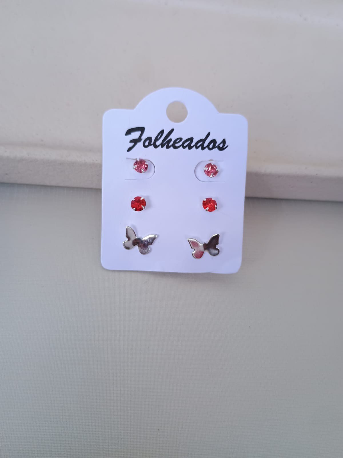 Trio de brincos borboleta e pontos de luz vermelha