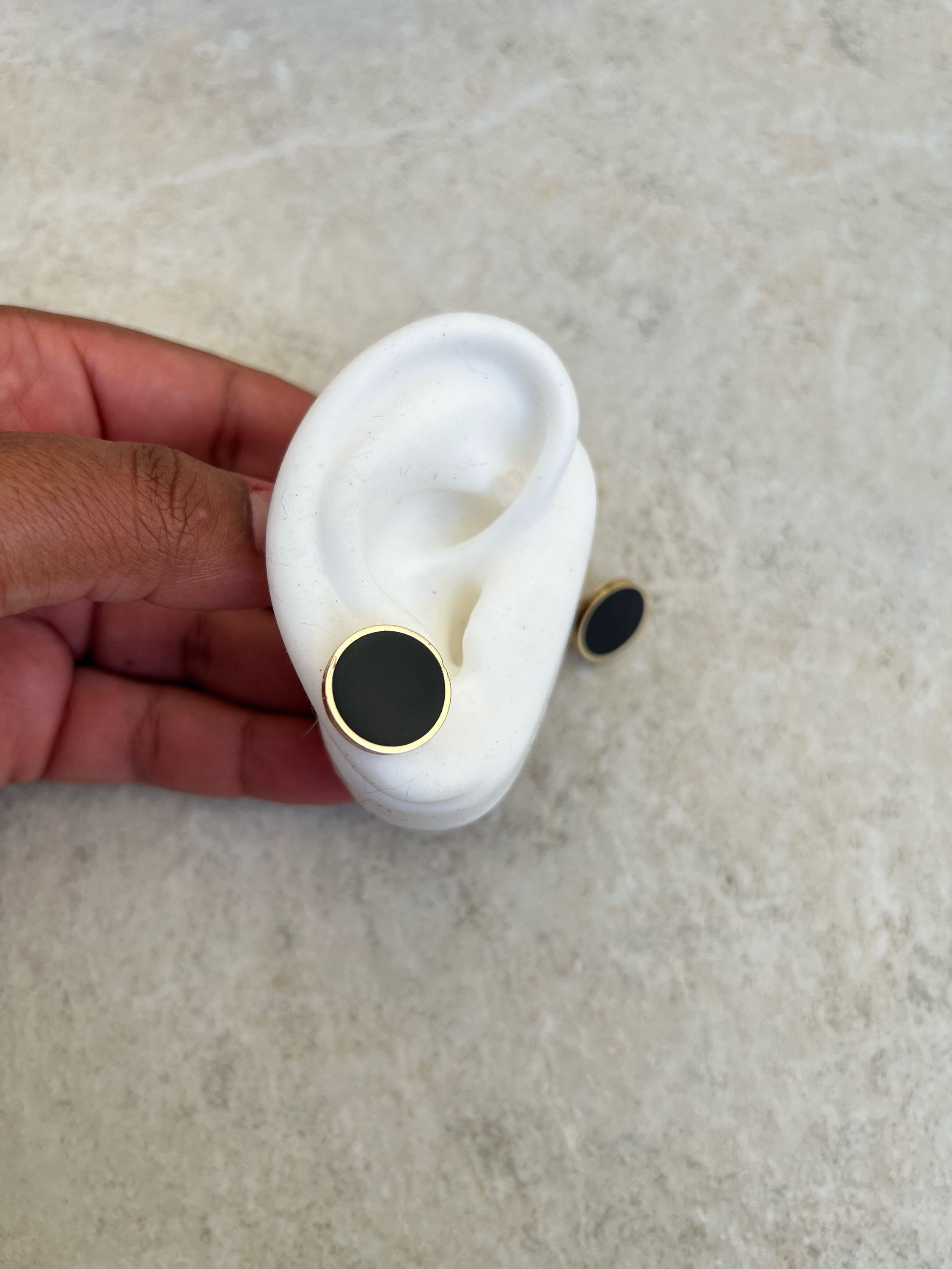 Brinco botão resinado