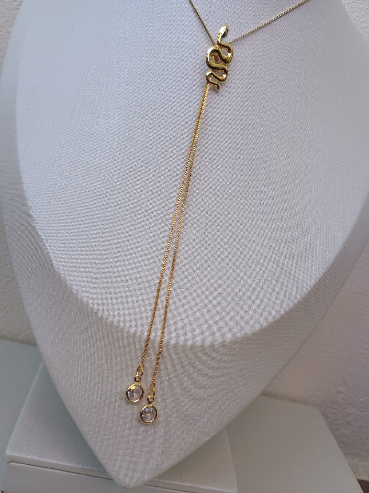 Colar gravatinha com pingente de cobra e ponto de luz