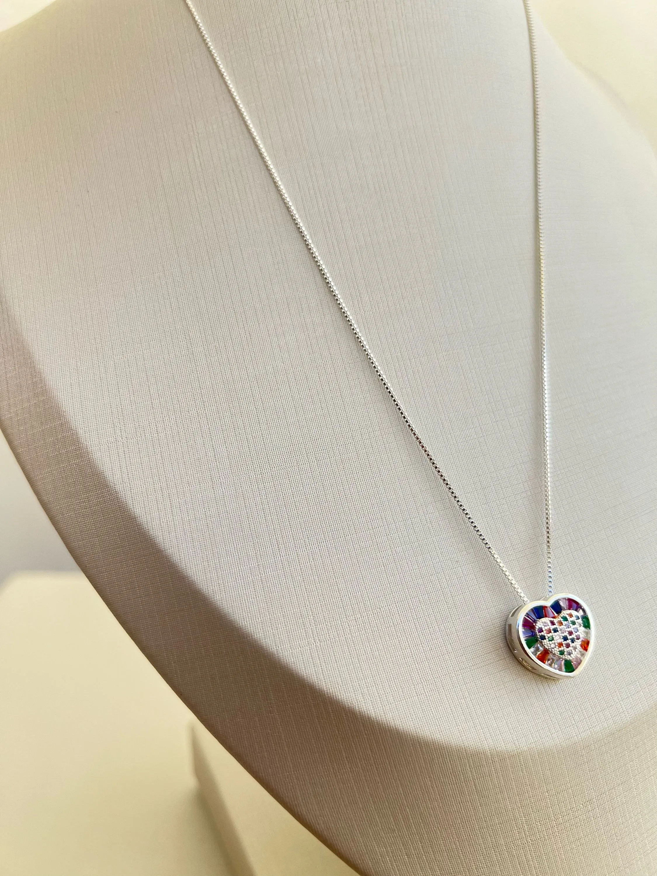 Colar pingente coração cravejado de strass