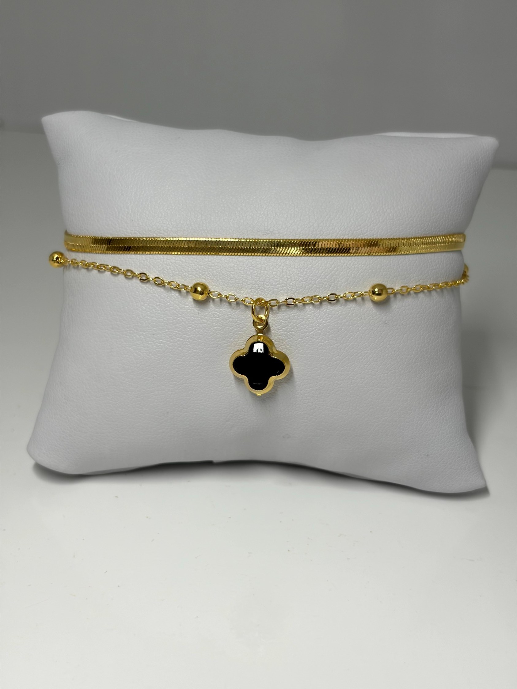 Pulseira dupla com pingente de trevo