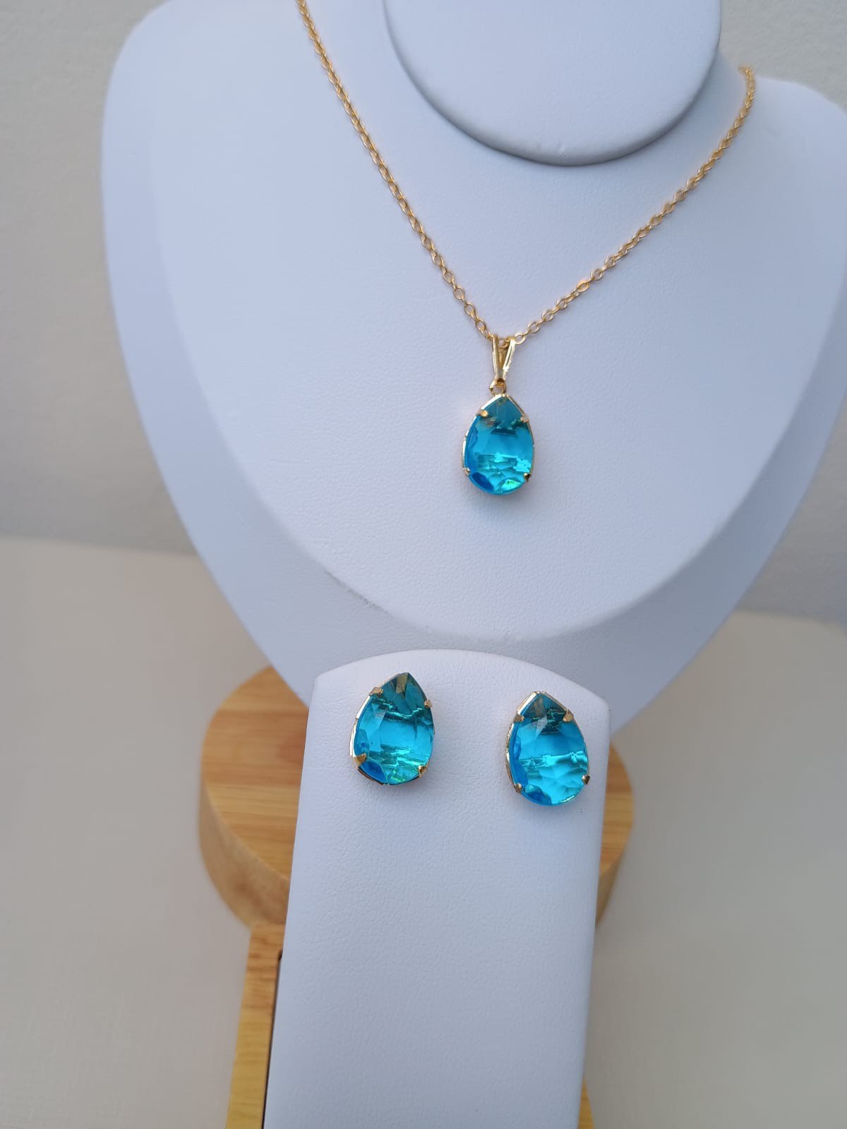 Conjunto dourado gota azul