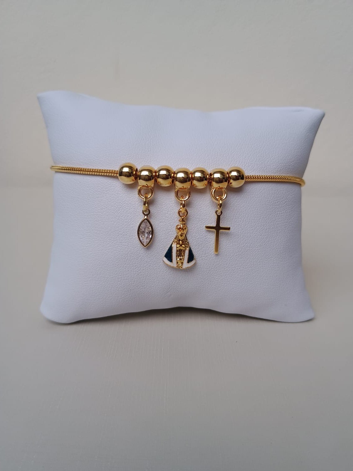 Pulseira com pingentes religiosos