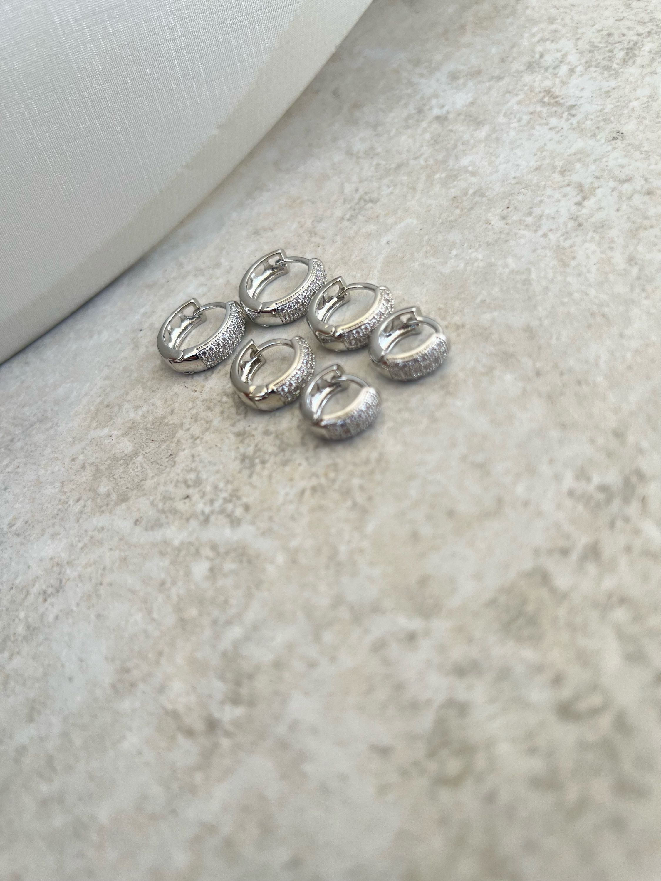 Trio de argolas cravejado em strass