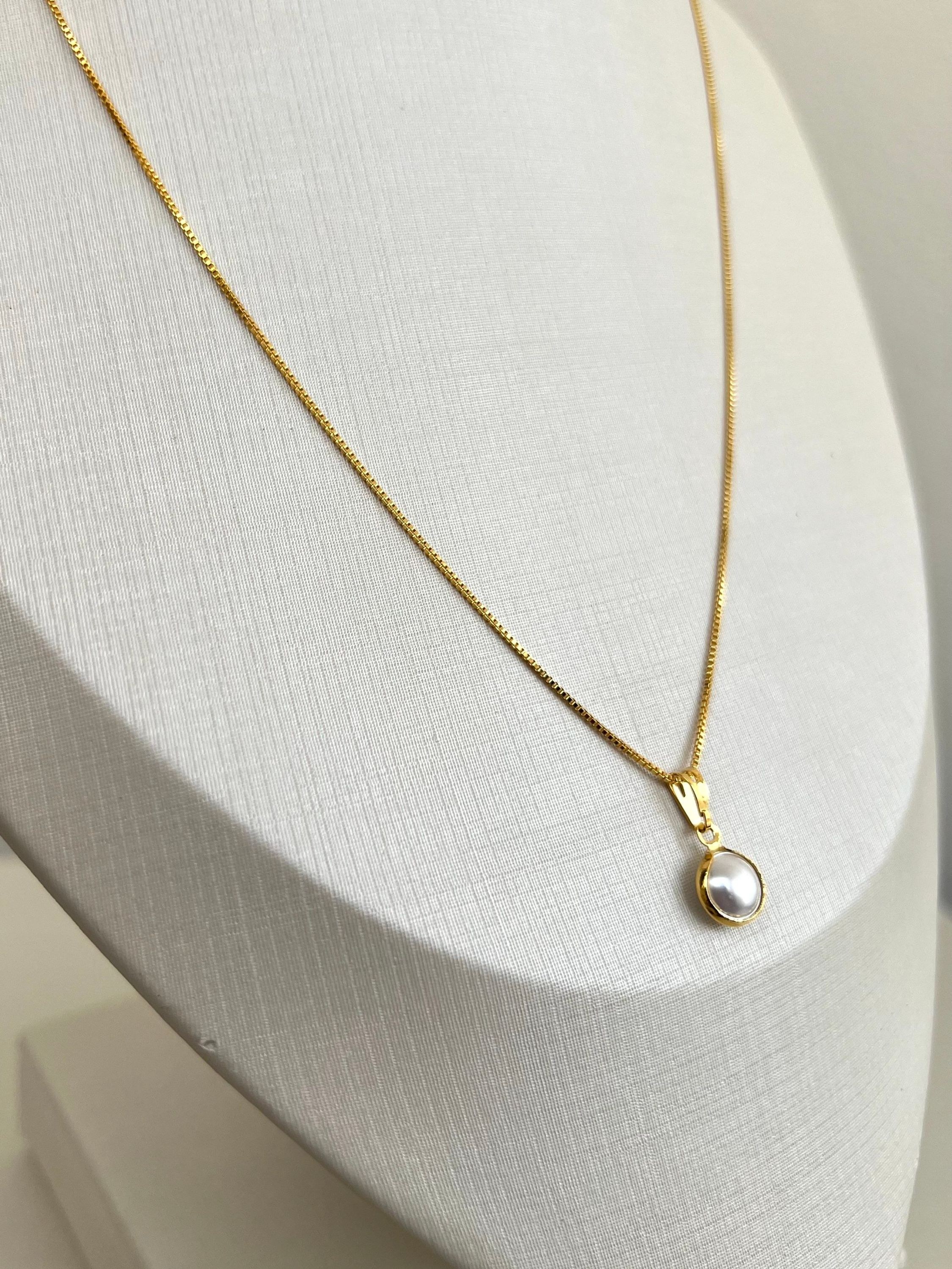Colar delicado pingente pérola