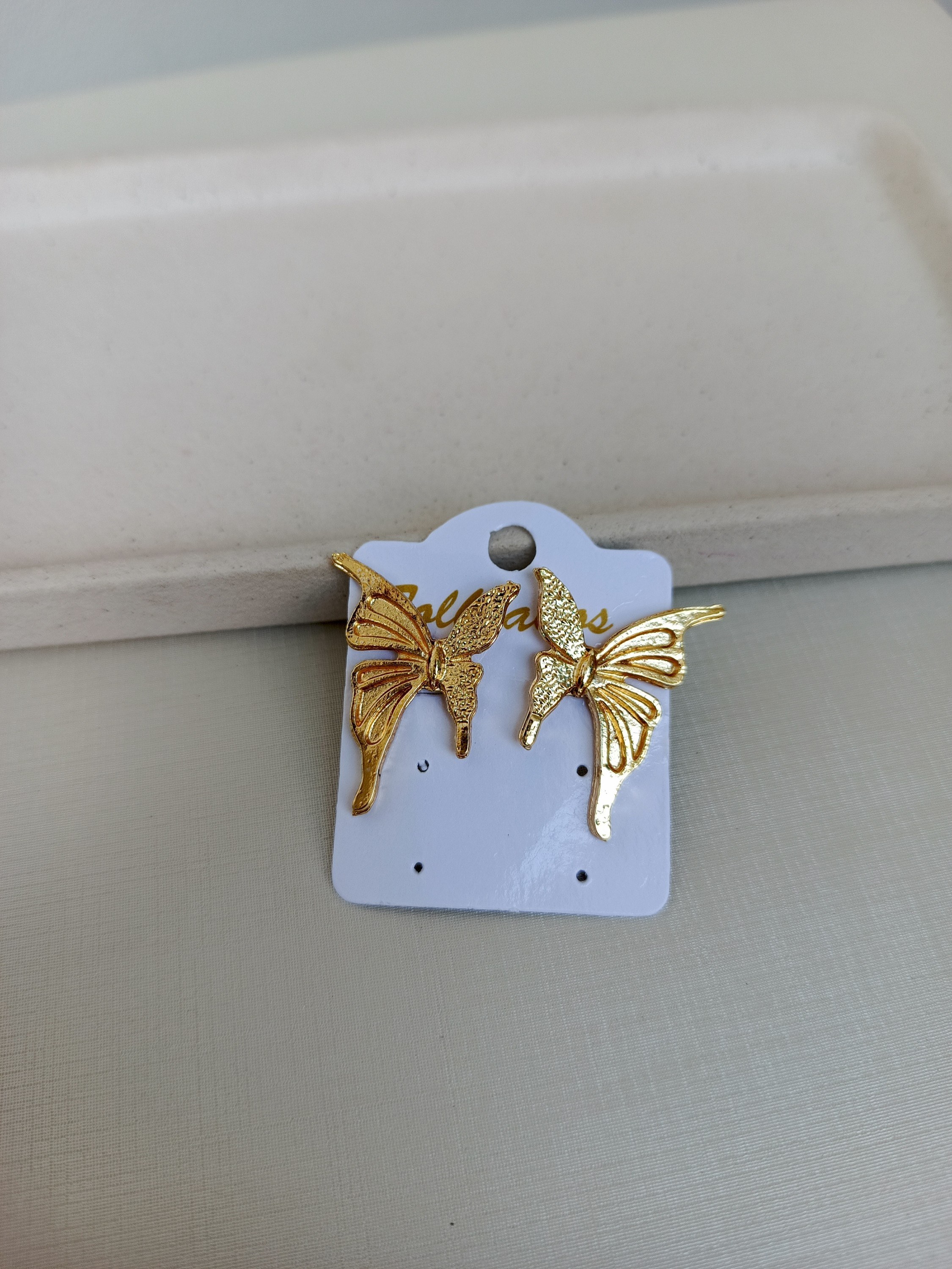 Brinco de borboleta dourado