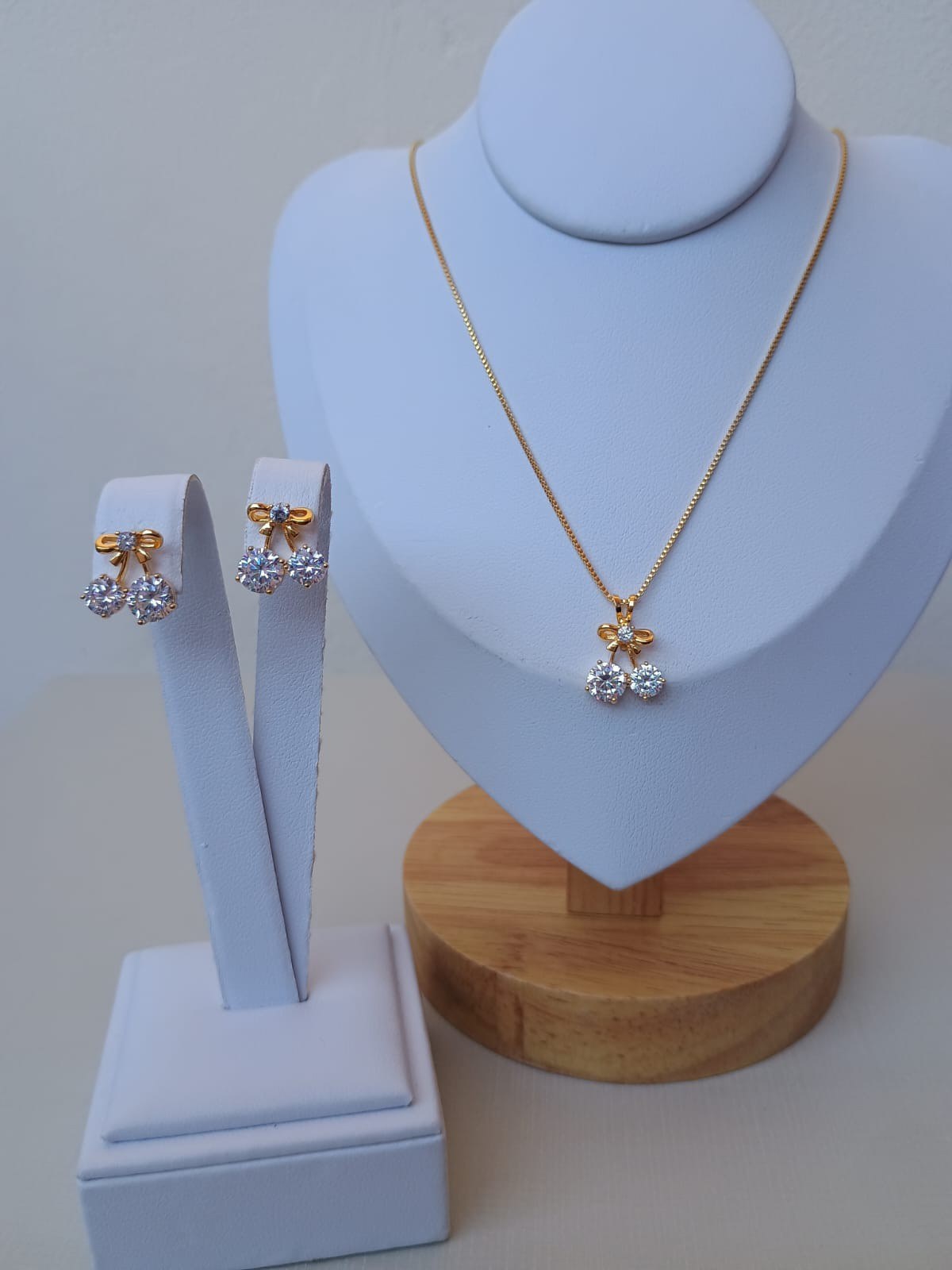 Conjunto de cereja com zircônias