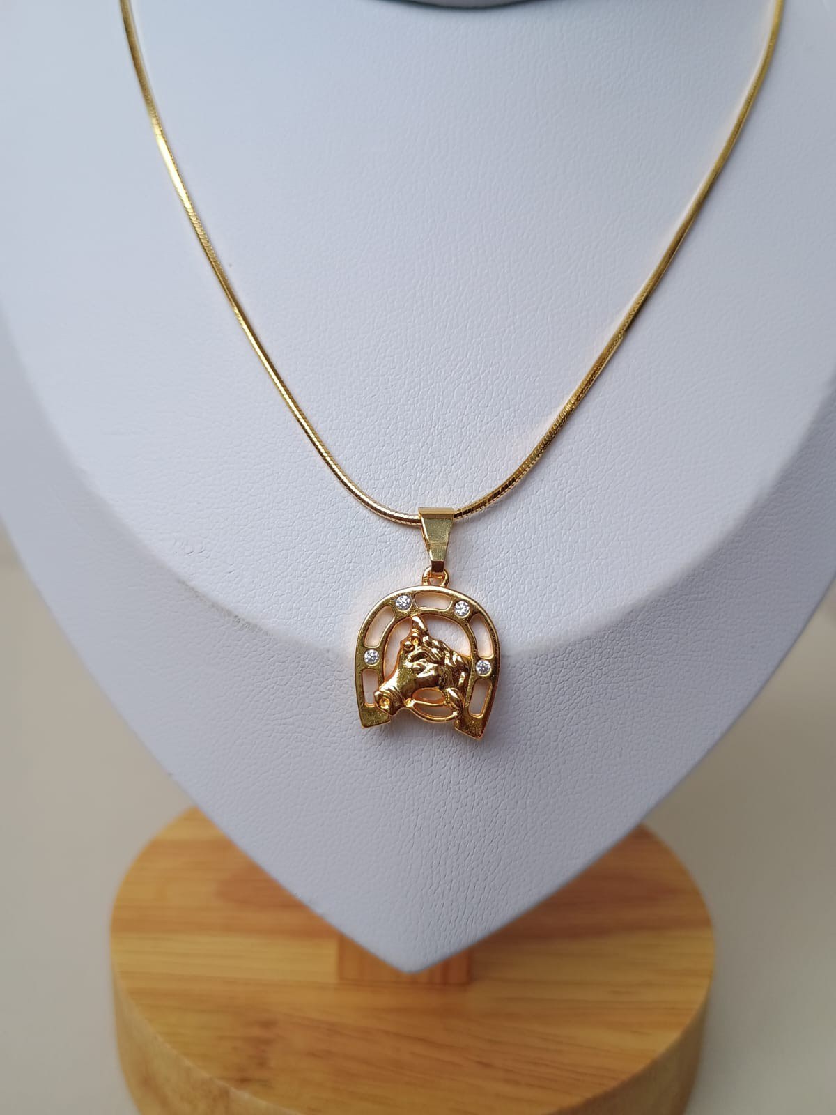 Colar com pingente de ferradura com cavalo