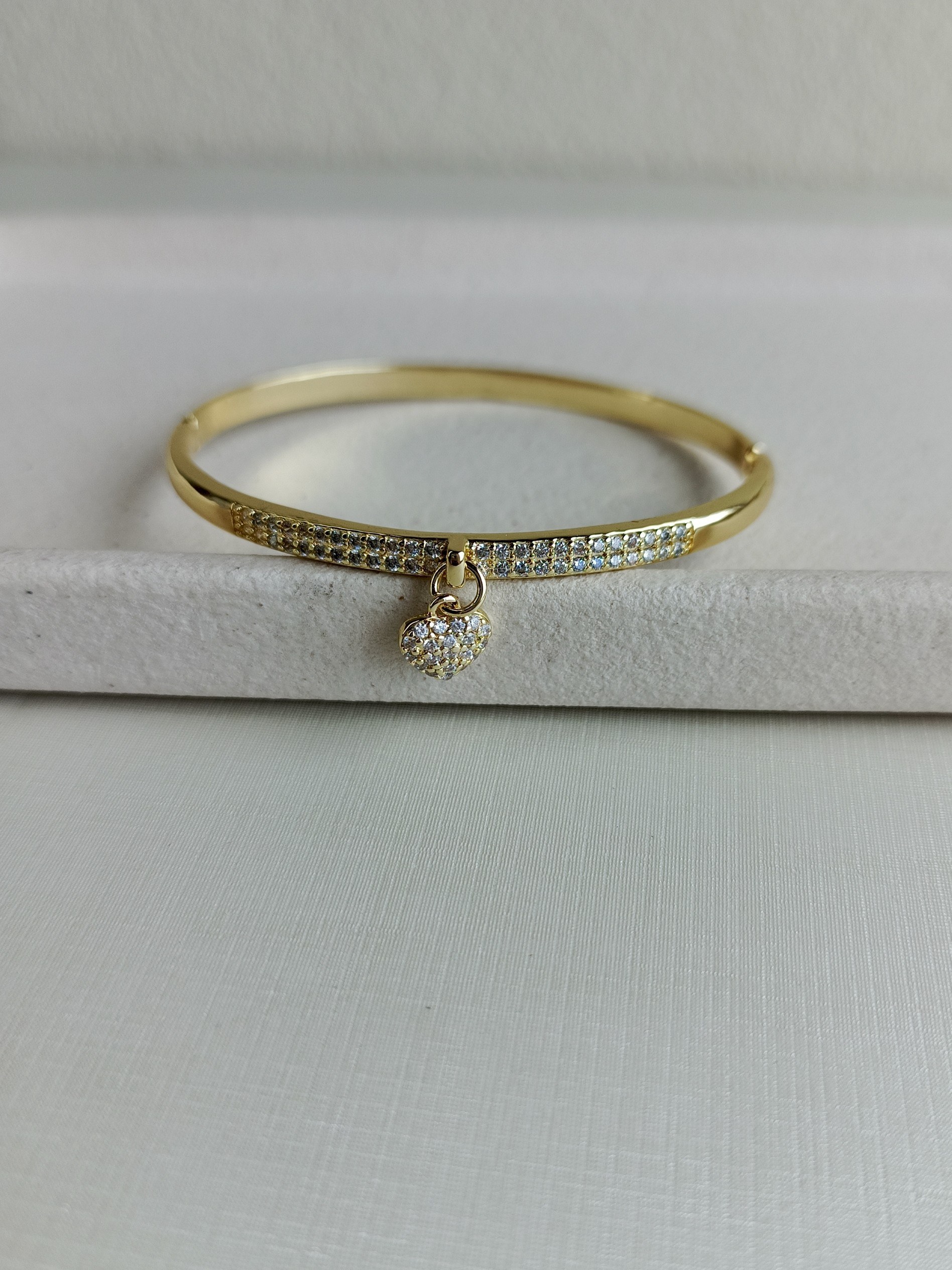 Bracelete cravejado com zircônias e pingente de coração