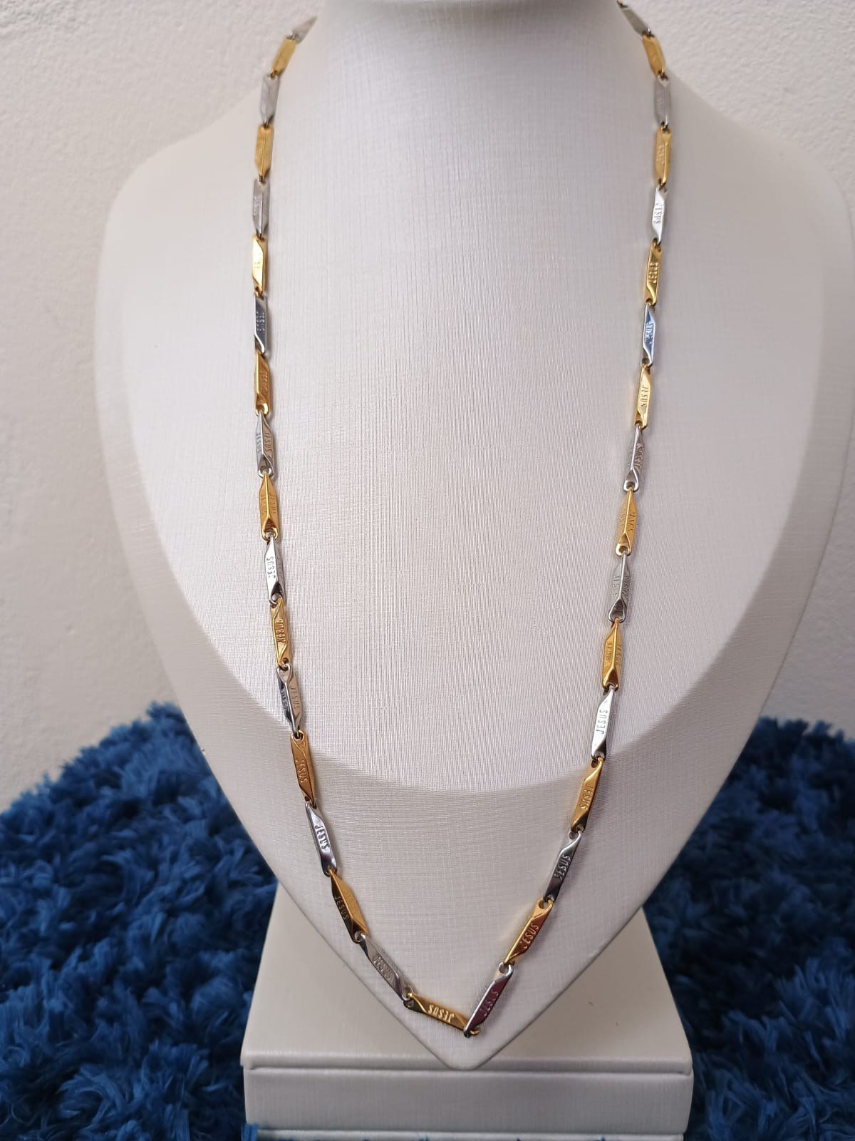 Cordão cadeado prata e dourado escrito Jesus