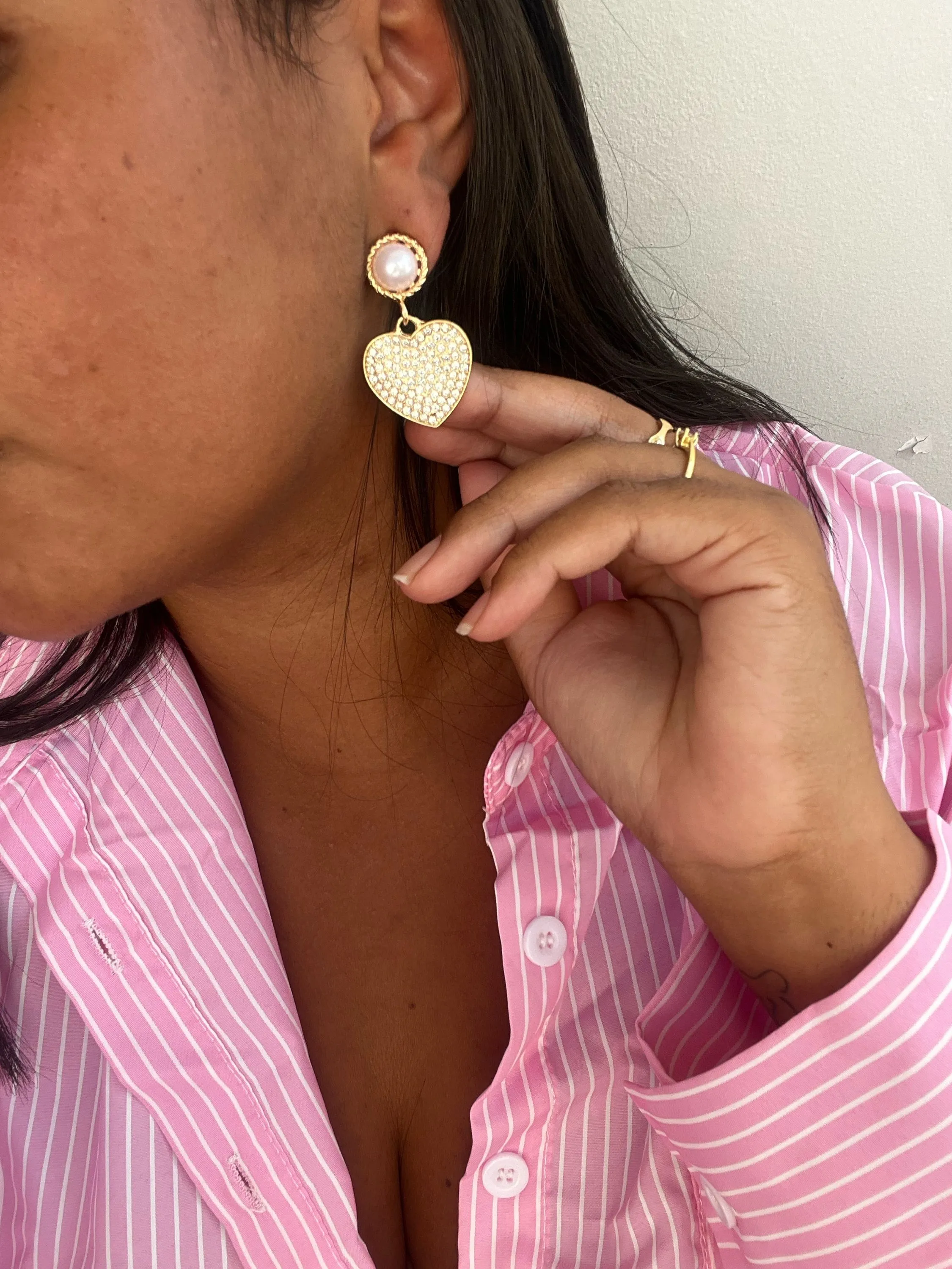 Brinco coração cravejado de strass
