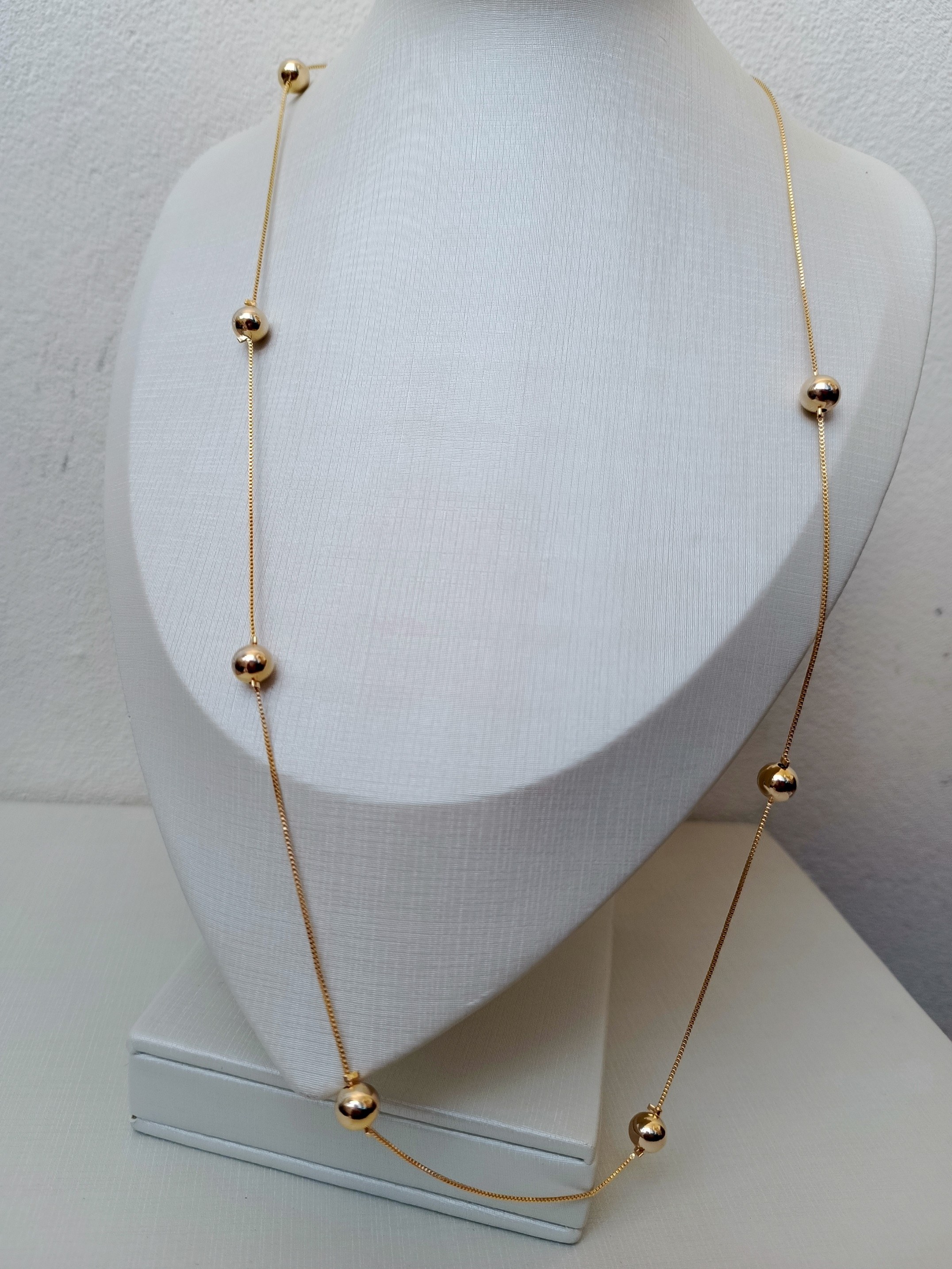 Colar longuinho com bolinhas douradas