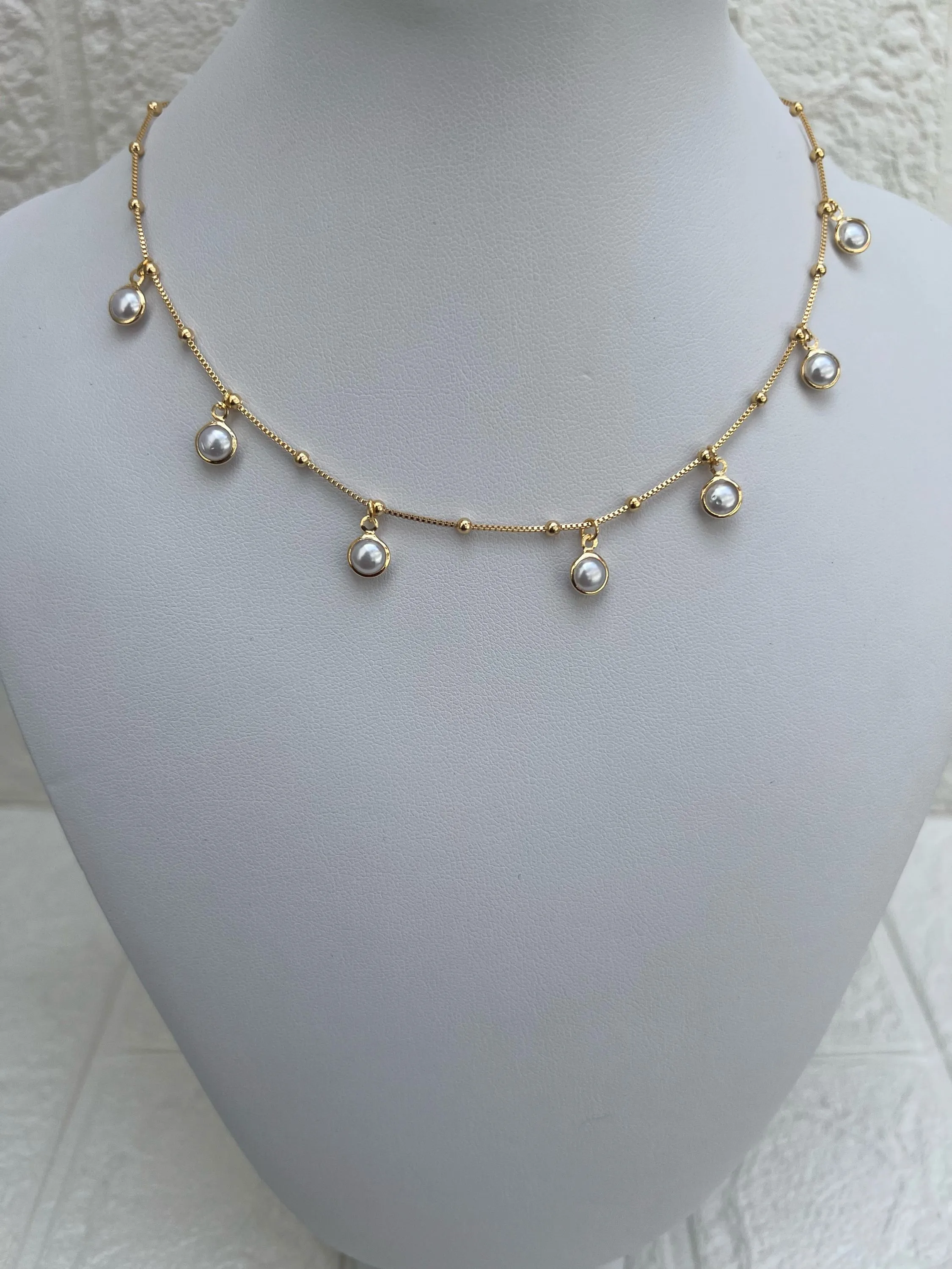 Choker com detalhe em pérolas