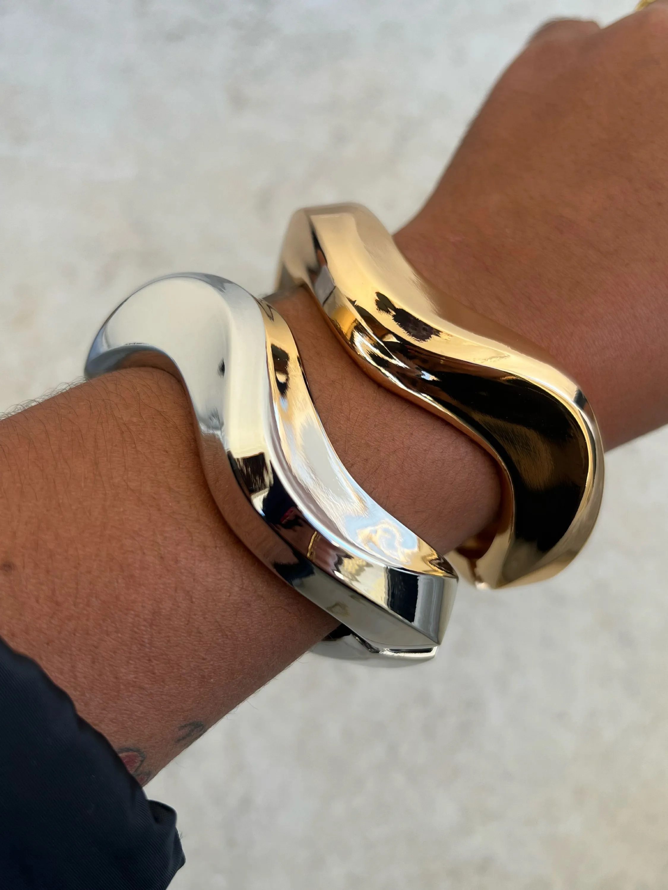Bracelete modelo ondulado