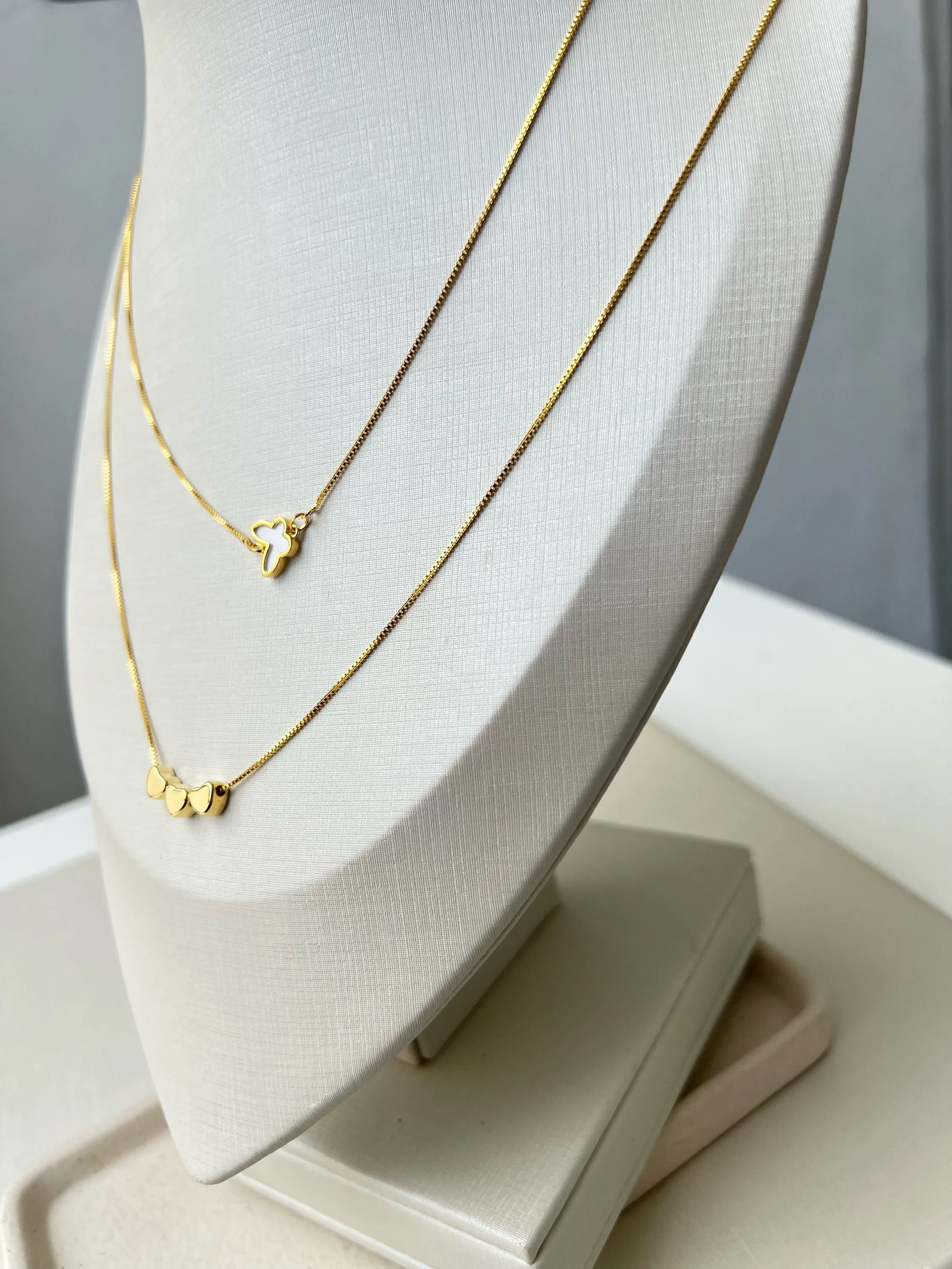 Colar duplo modelo borboleta