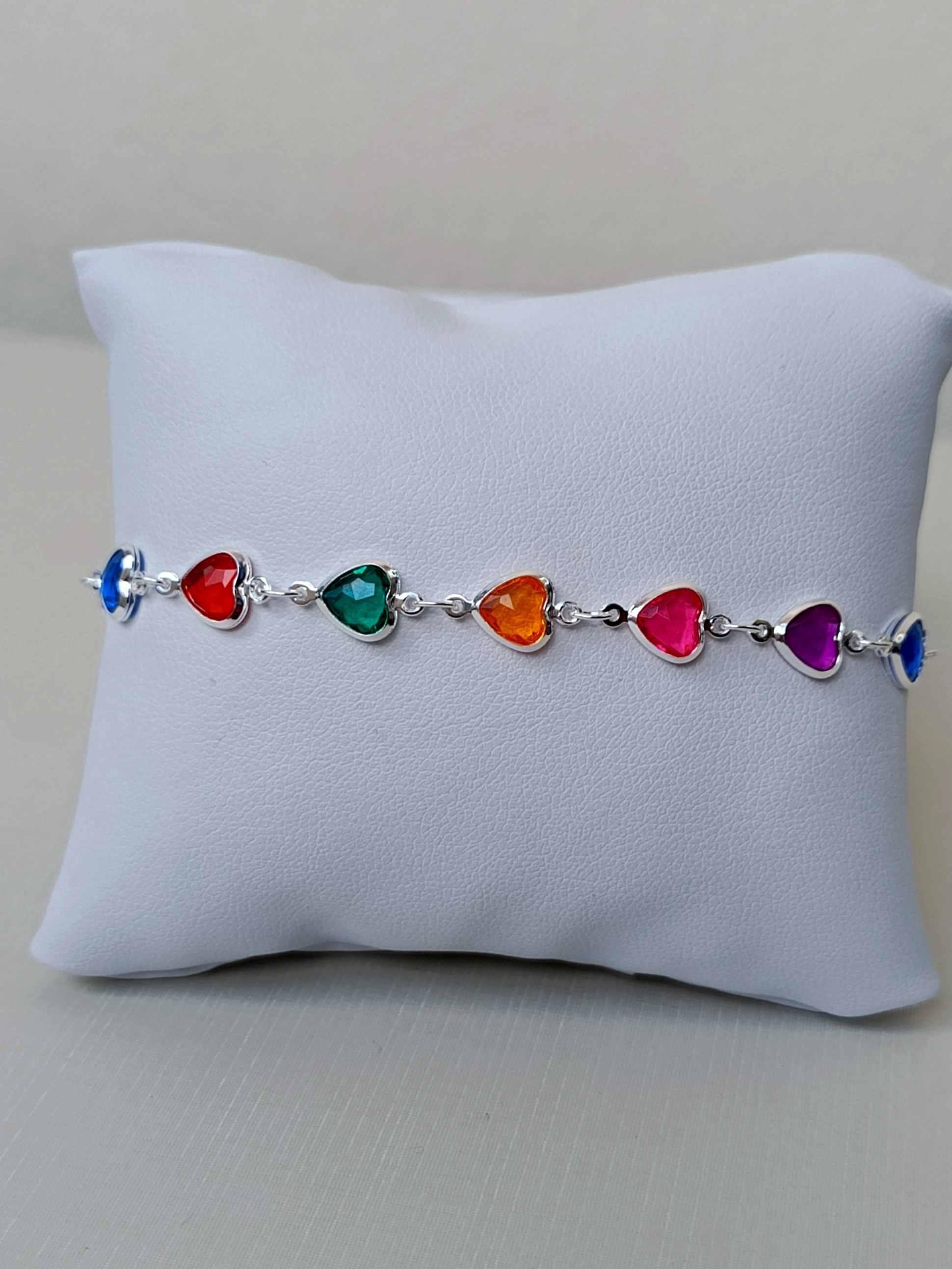 Pulseira com corações coloridos