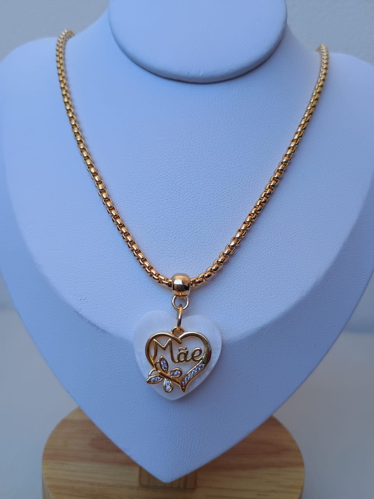 Colar com coração escrito mãe e detalhe de borboleta