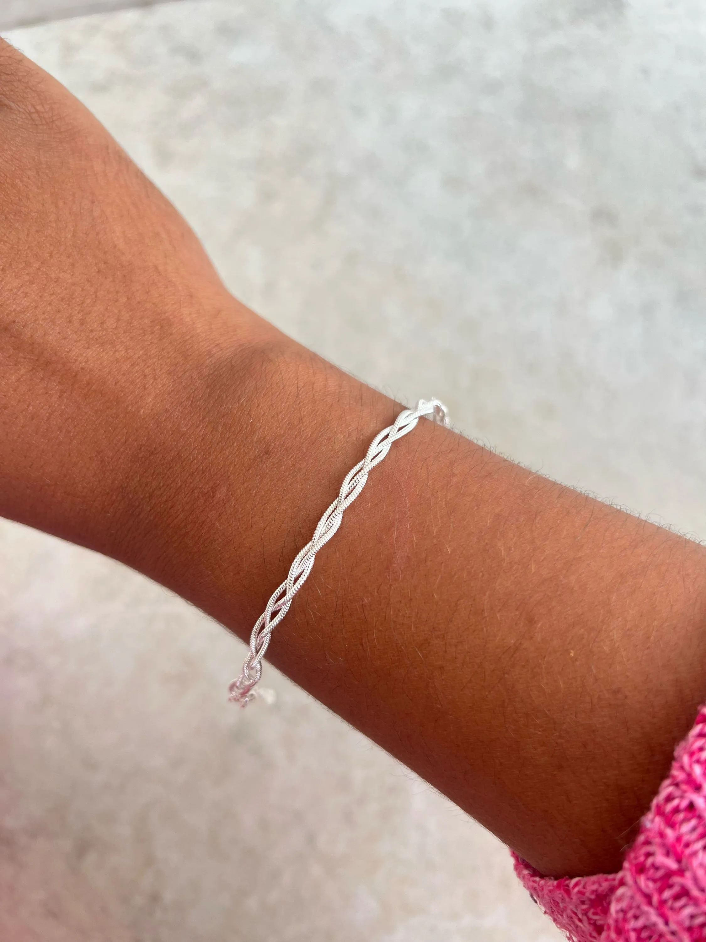 Pulseira modelo fio traçado