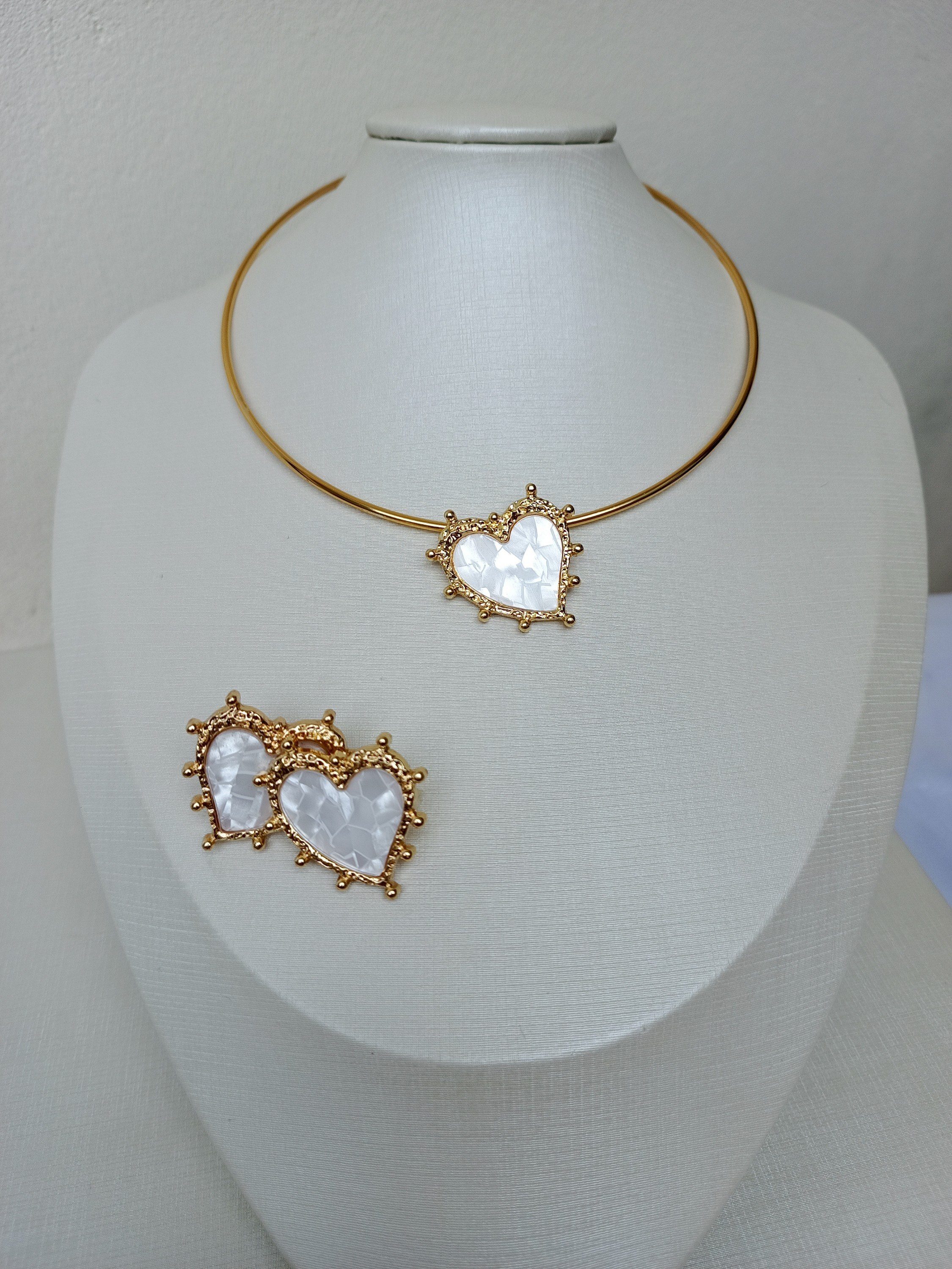 Conjunto de gargantilha com pingente de coração pontilhado