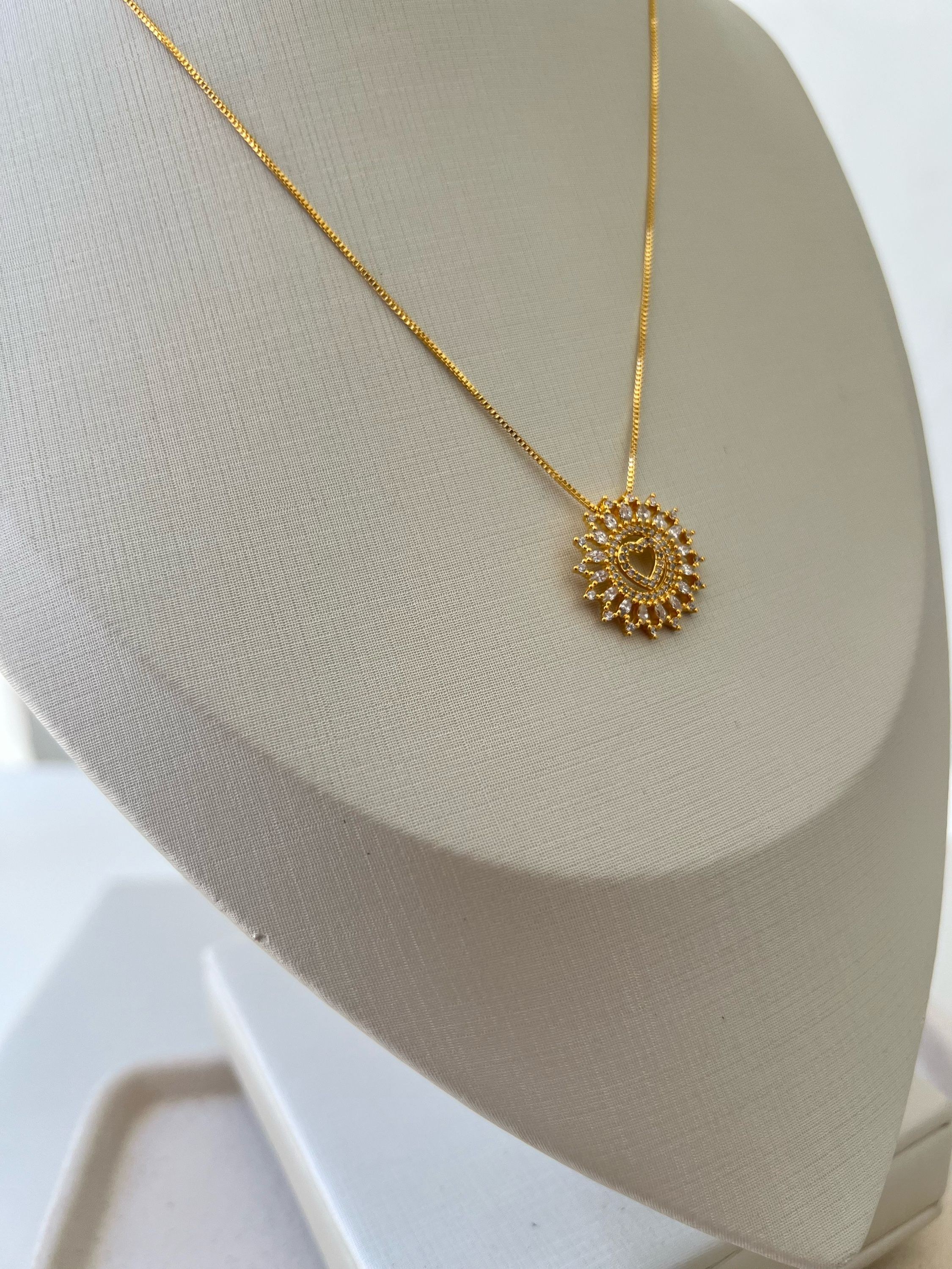 Colar pingente coração cravejado de strass