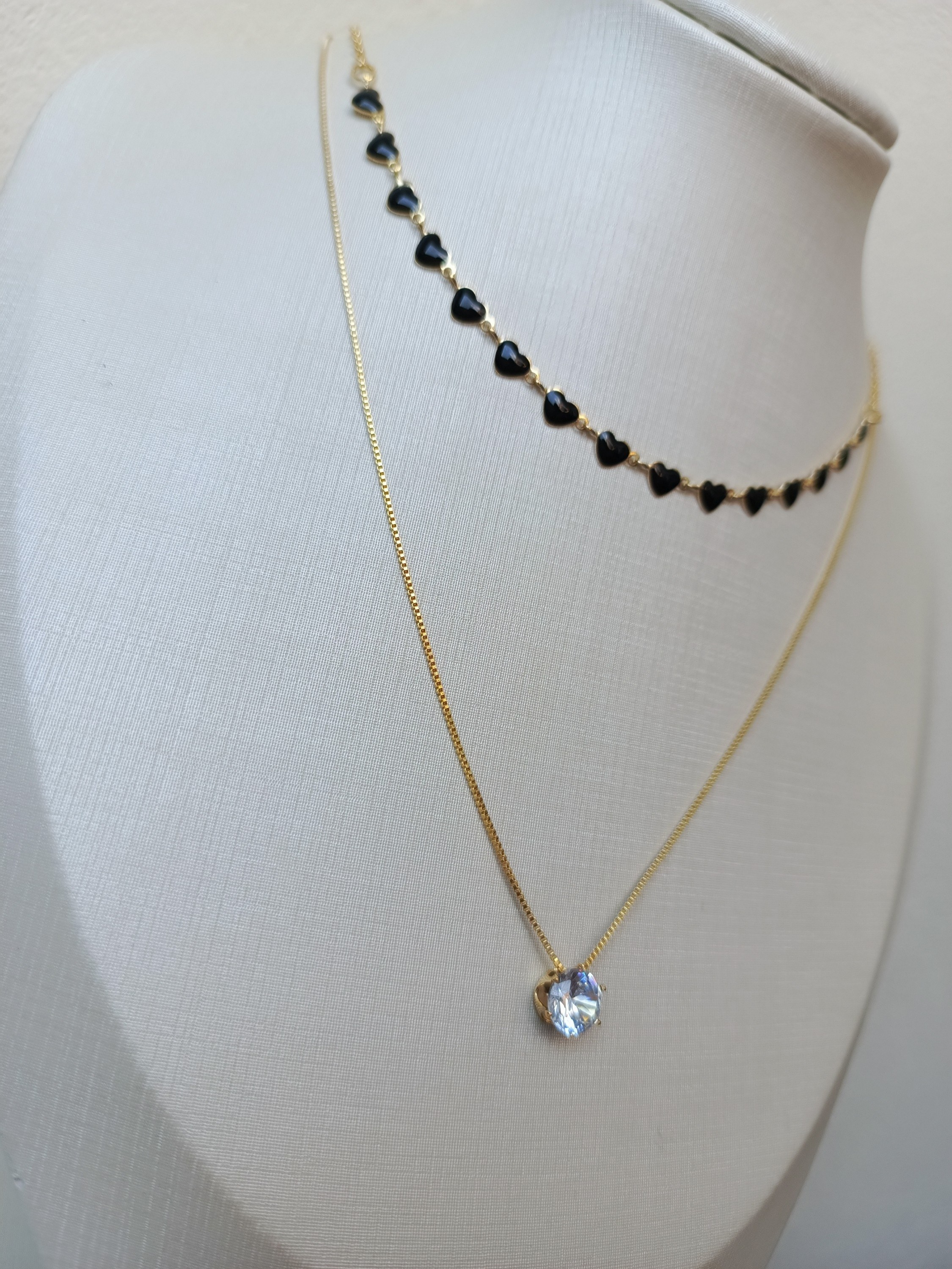 Colar duplo com ponto de luz e pingentes de corações pretos