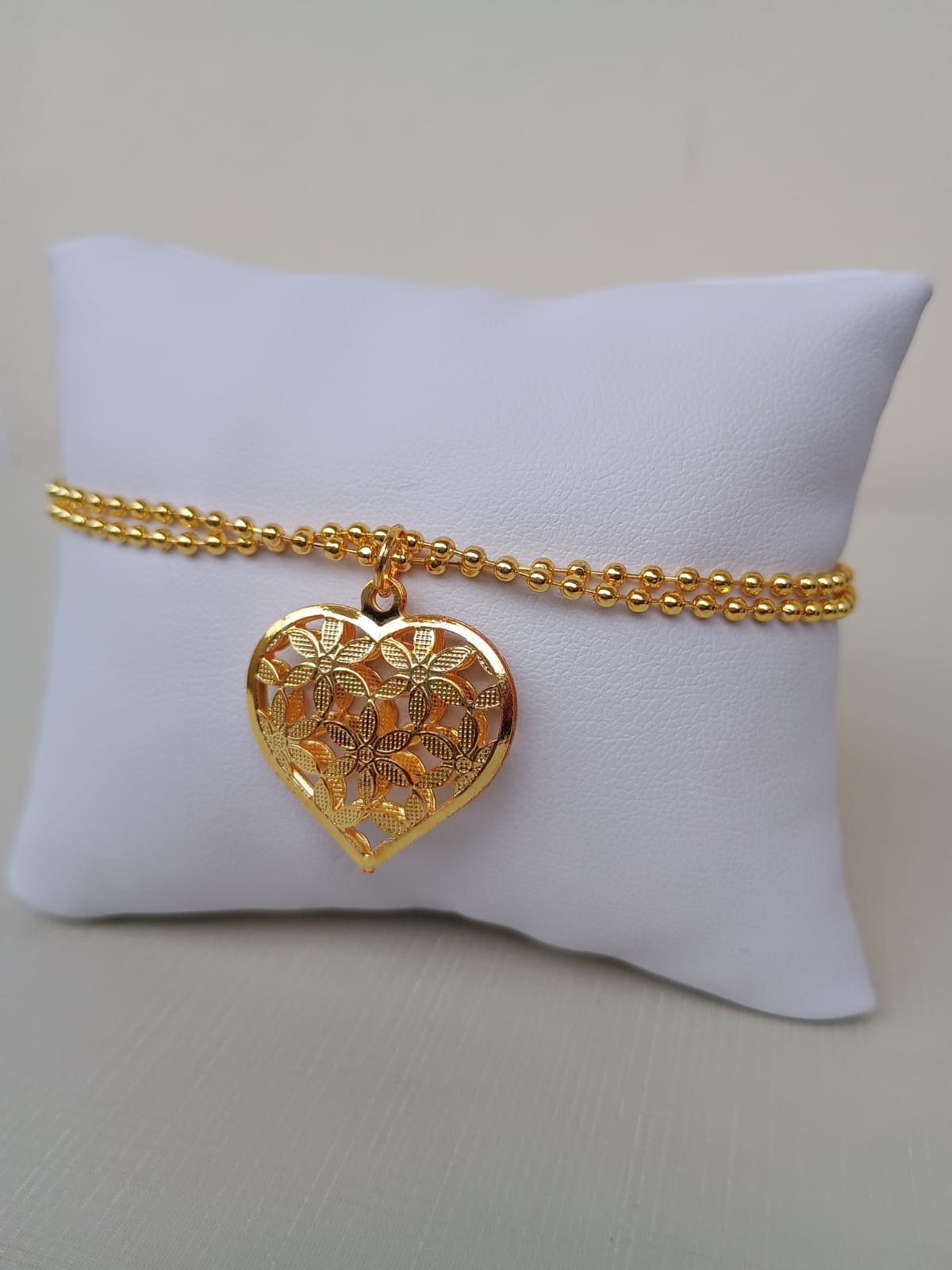 Pulseira dupla com coração e detalhes de flores