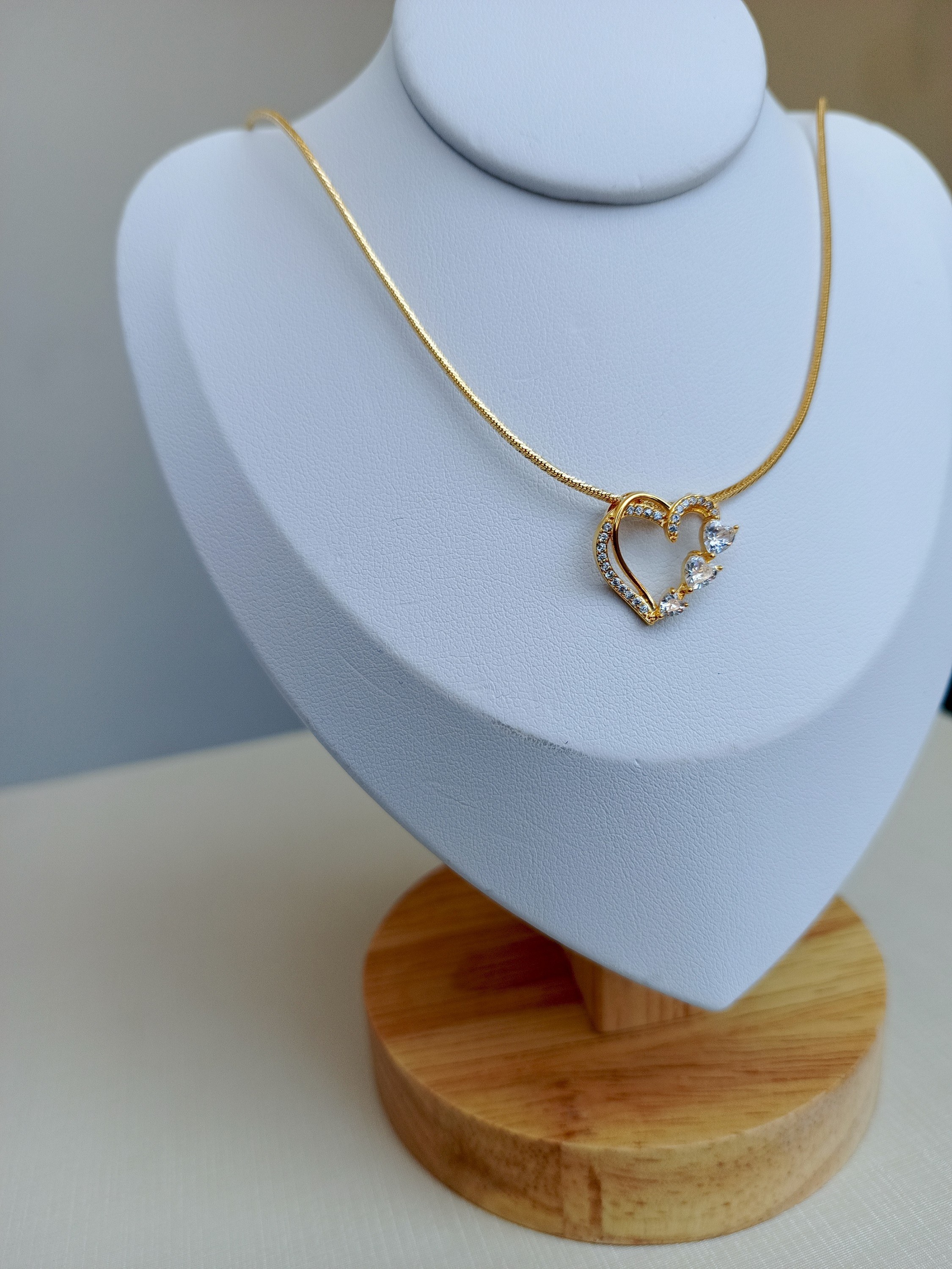 Gargantilha de coração vazado cravejado com zircônias