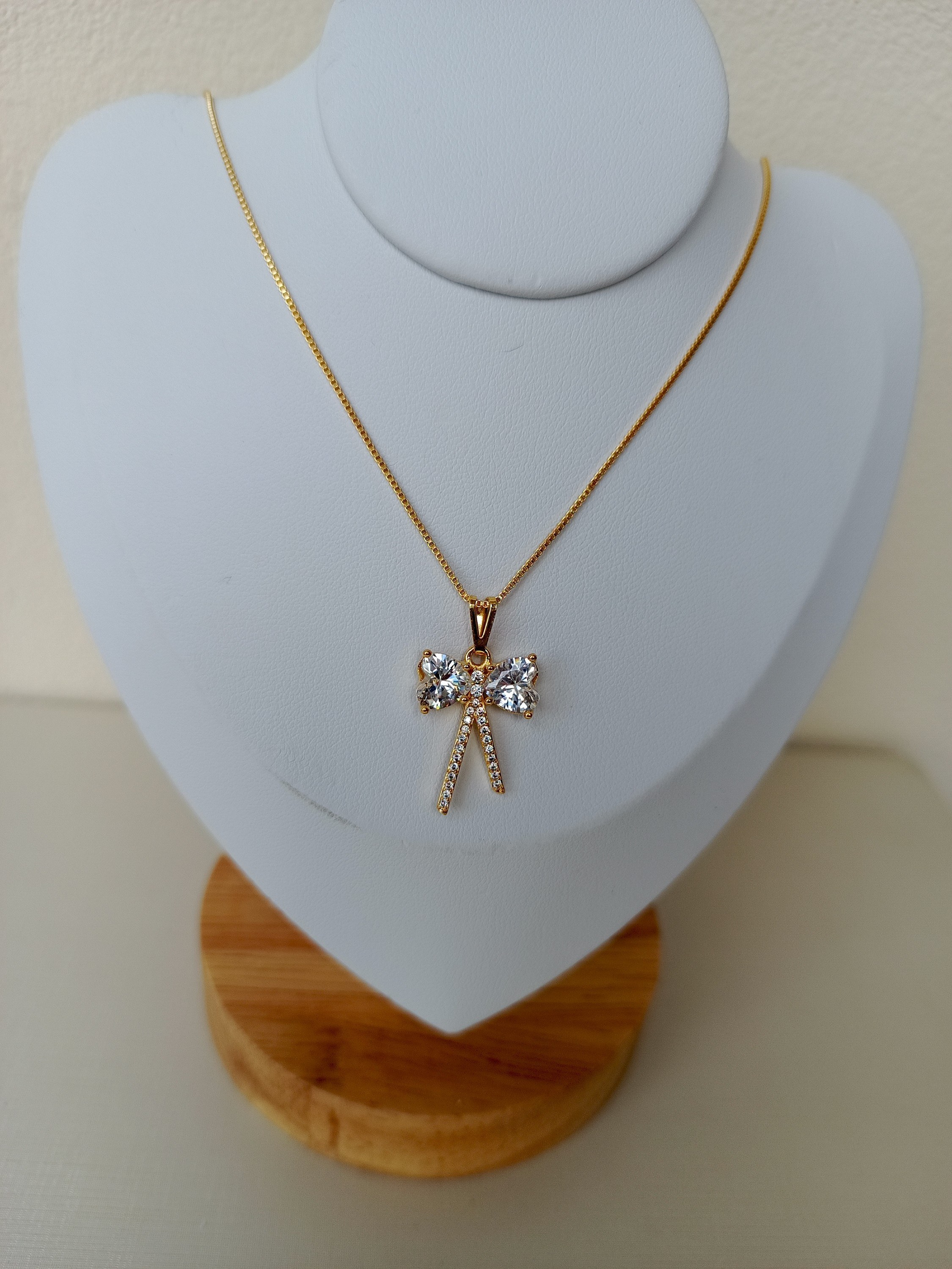 Colar de laço cravejado com zircônias