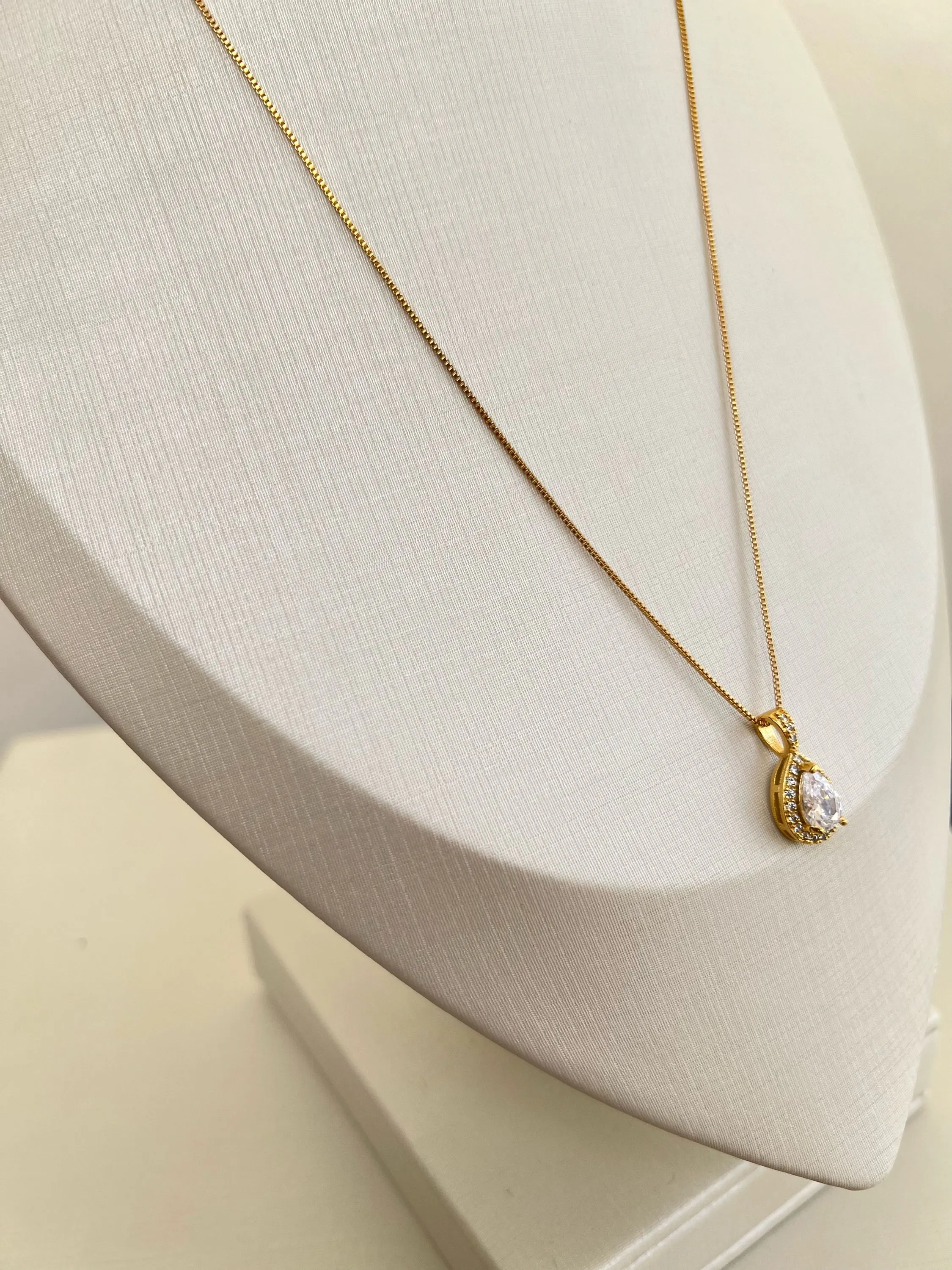 Colar gota em strass cravejado com pedras em zircônia