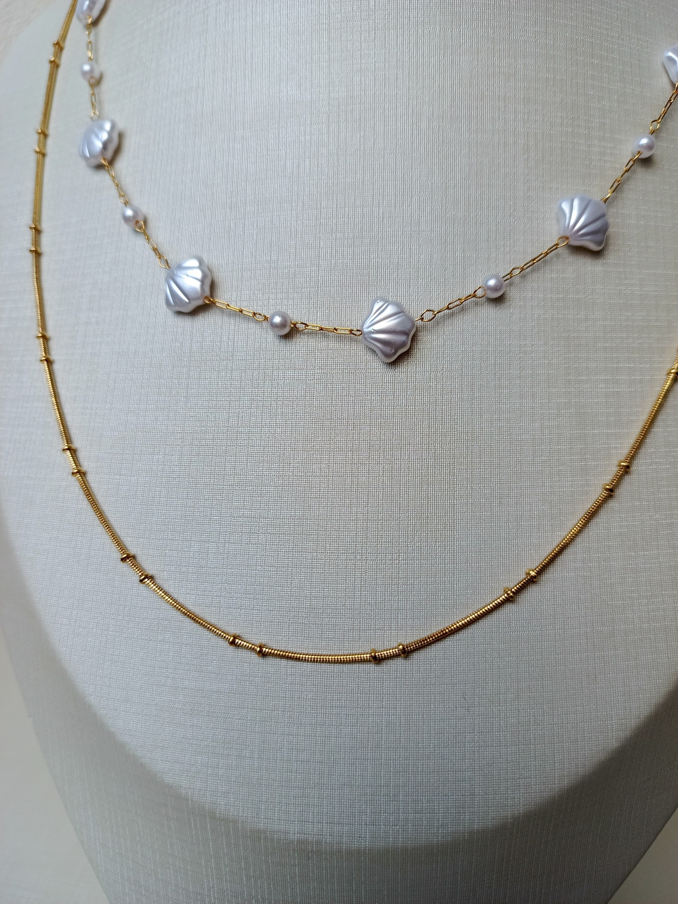 Colar duplo com pingente de conchas e pérola