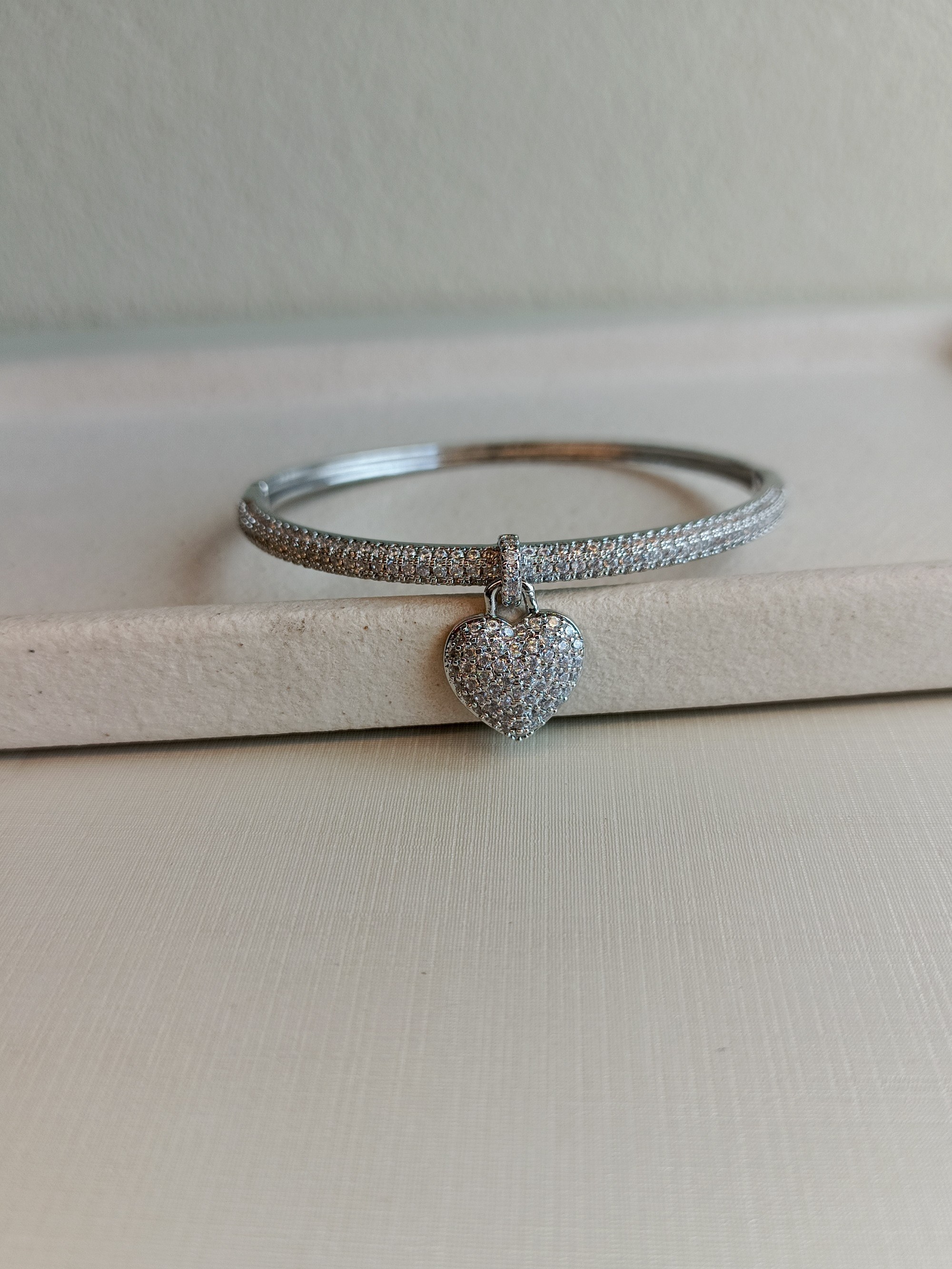 Bracelete cravejado com zircônias e pingente de coração