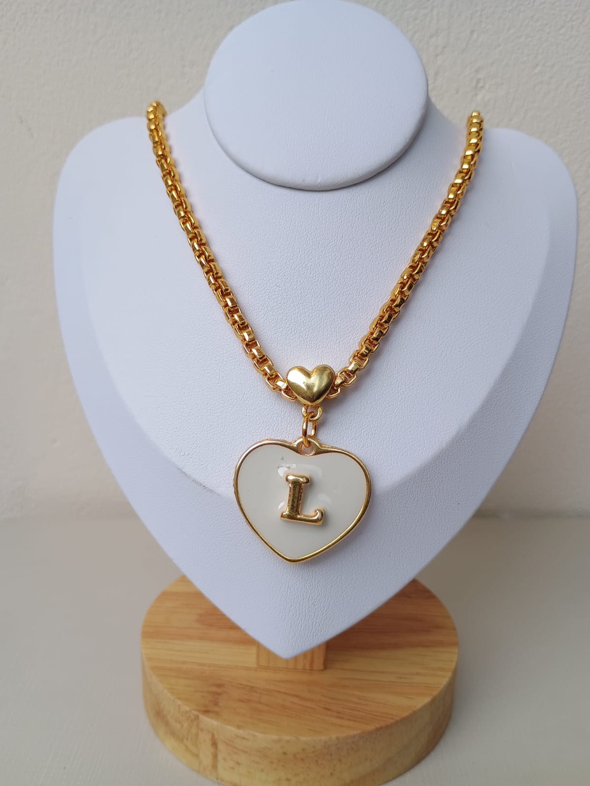 Colar de coração letra L
