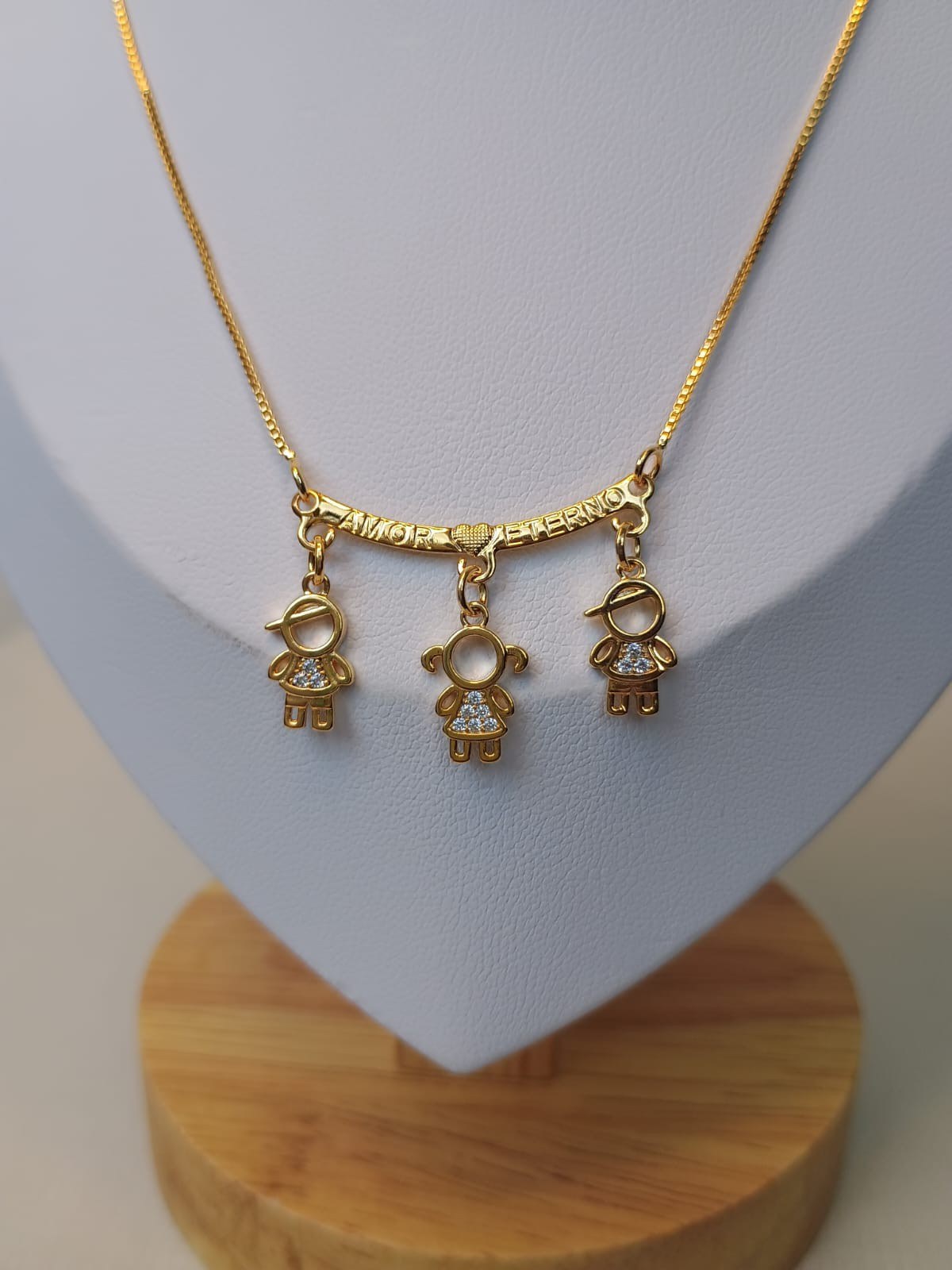 Colar dois meninos e uma menina