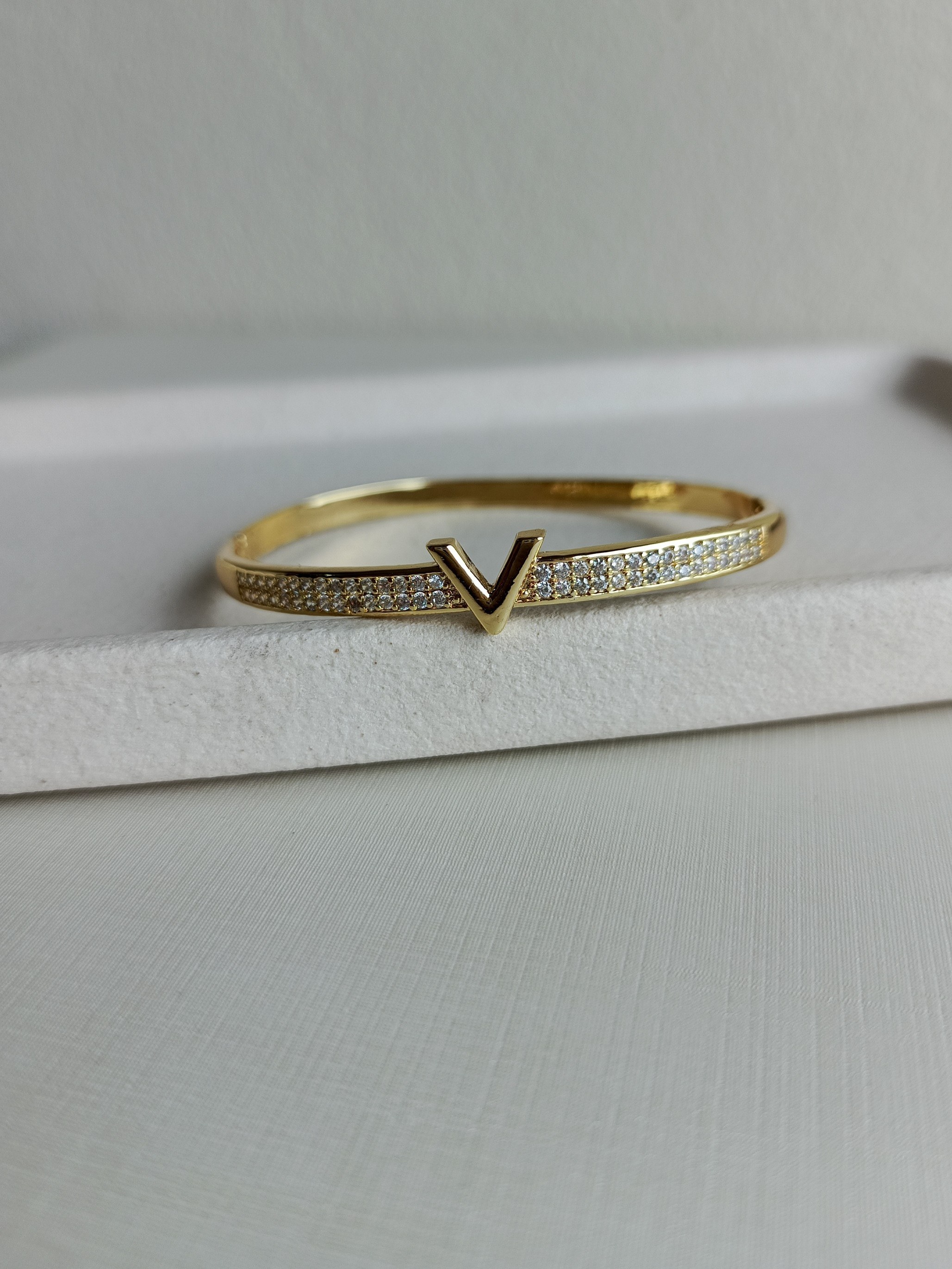 Bracelete com V e zircônias